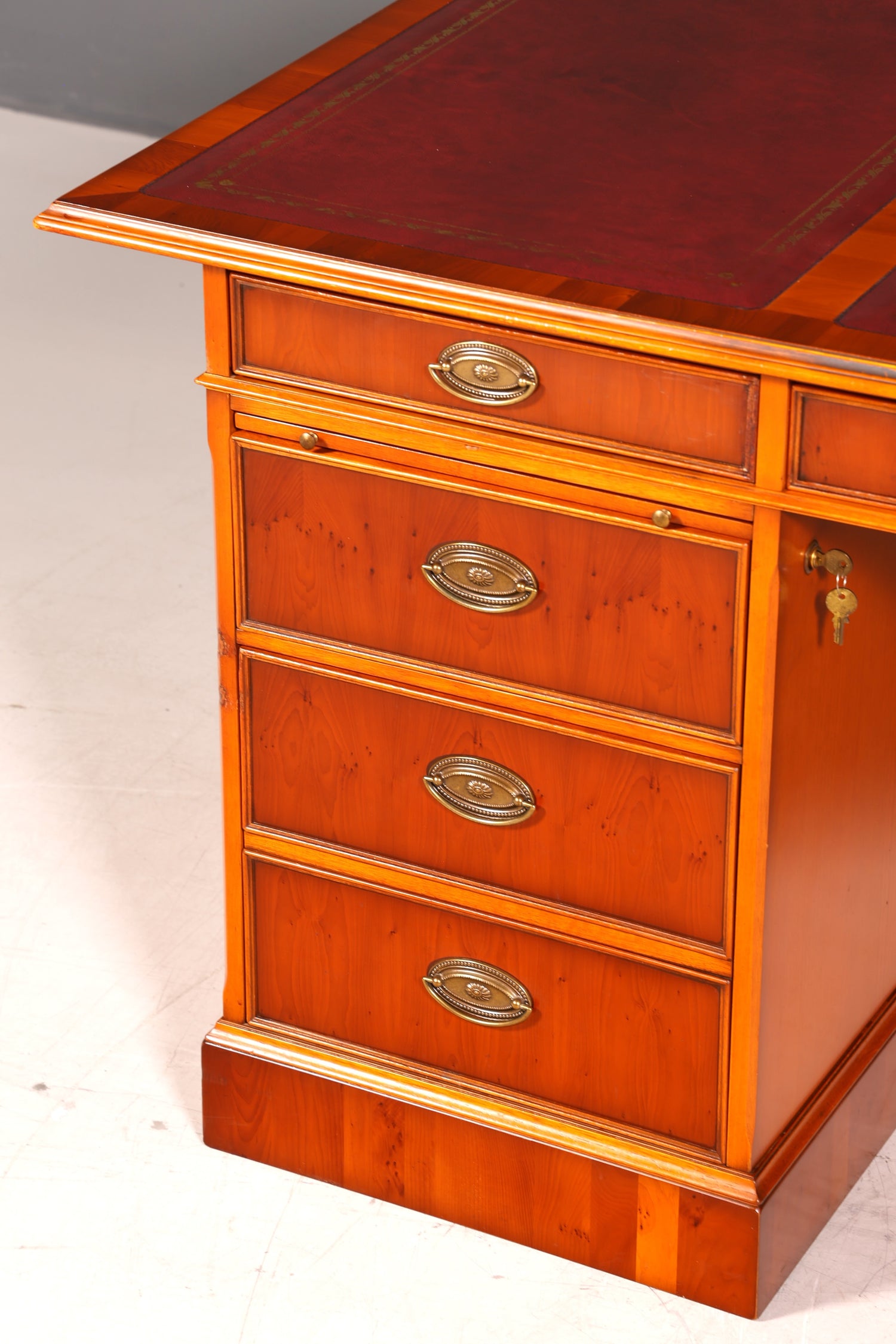 G721 Finish cm HELDENSE Wunderschöner Englischer Schreibtisch Englisch Eibe Desk Leder Auflage Antik Stil Bürotisch Office Desk (Kopie)