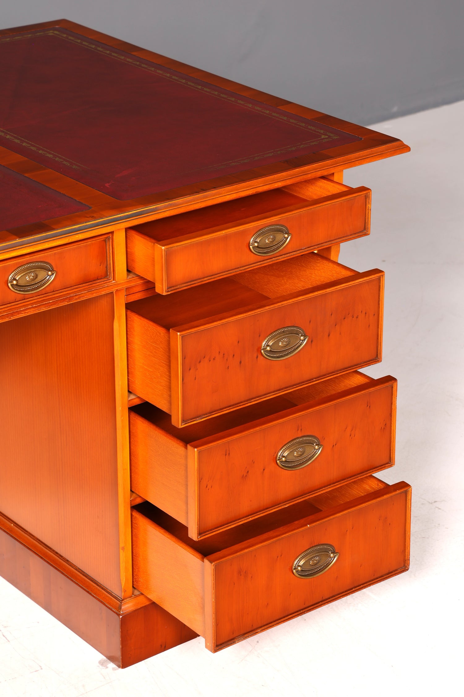 G721 Finish cm HELDENSE Wunderschöner Englischer Schreibtisch Englisch Eibe Desk Leder Auflage Antik Stil Bürotisch Office Desk (Kopie)