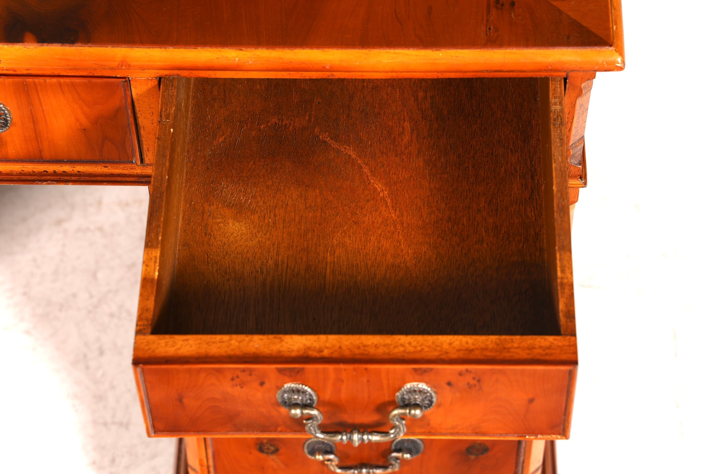 G072 Finish cm Wunderschöner Englischer Schreibtisch echt Lederauflage Bürotisch Antik Stil Office Desk