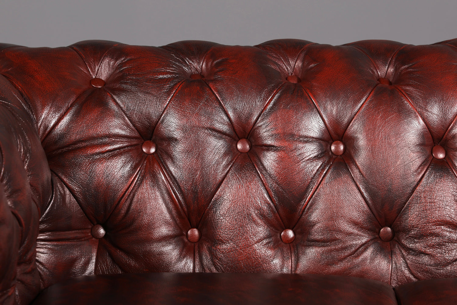 G074 Finish Wunderschönes Original Chesterfield 2er Sofa Englisch Oxblood Leder 2- Sitzer Couch