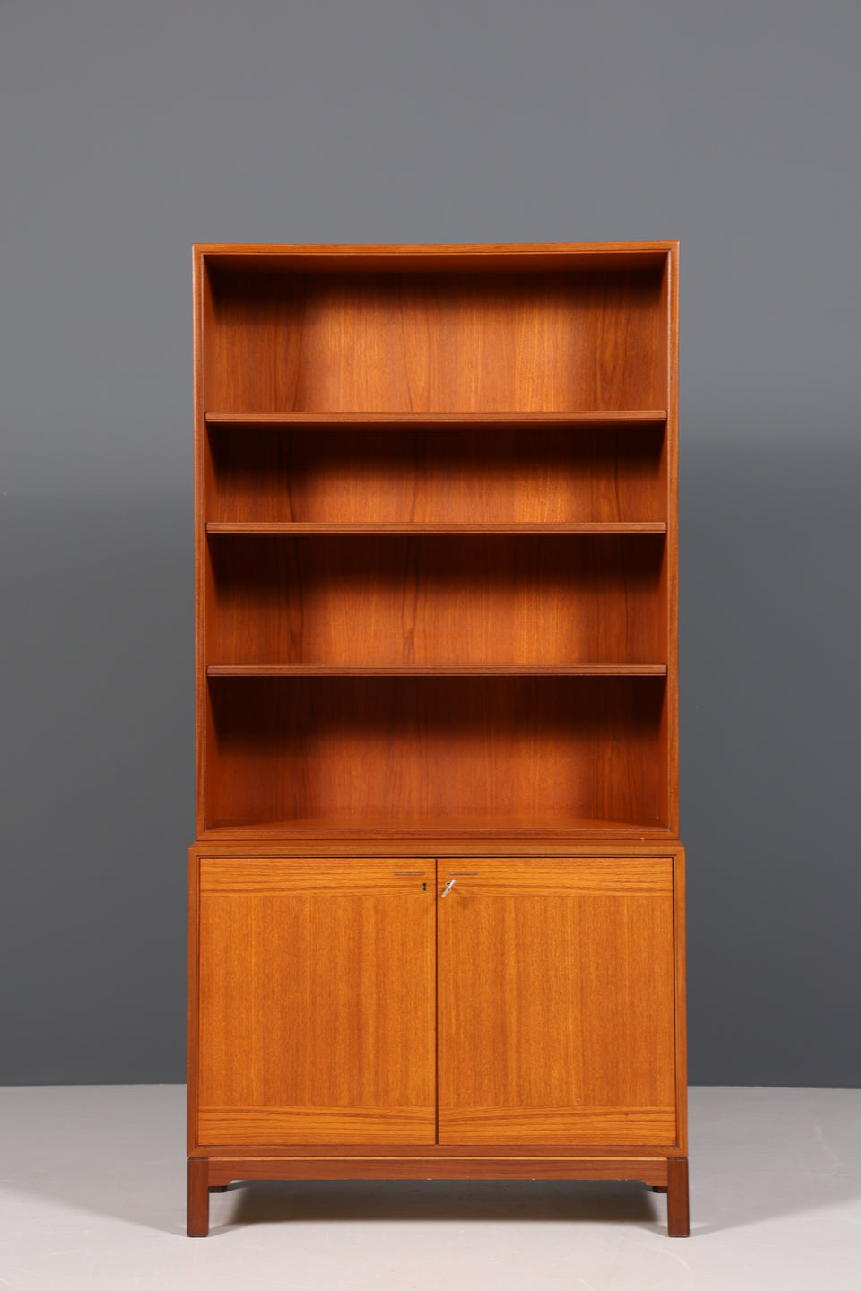 Wunderschönes Mid Century Regal Made in Sweden Teak Schrank
