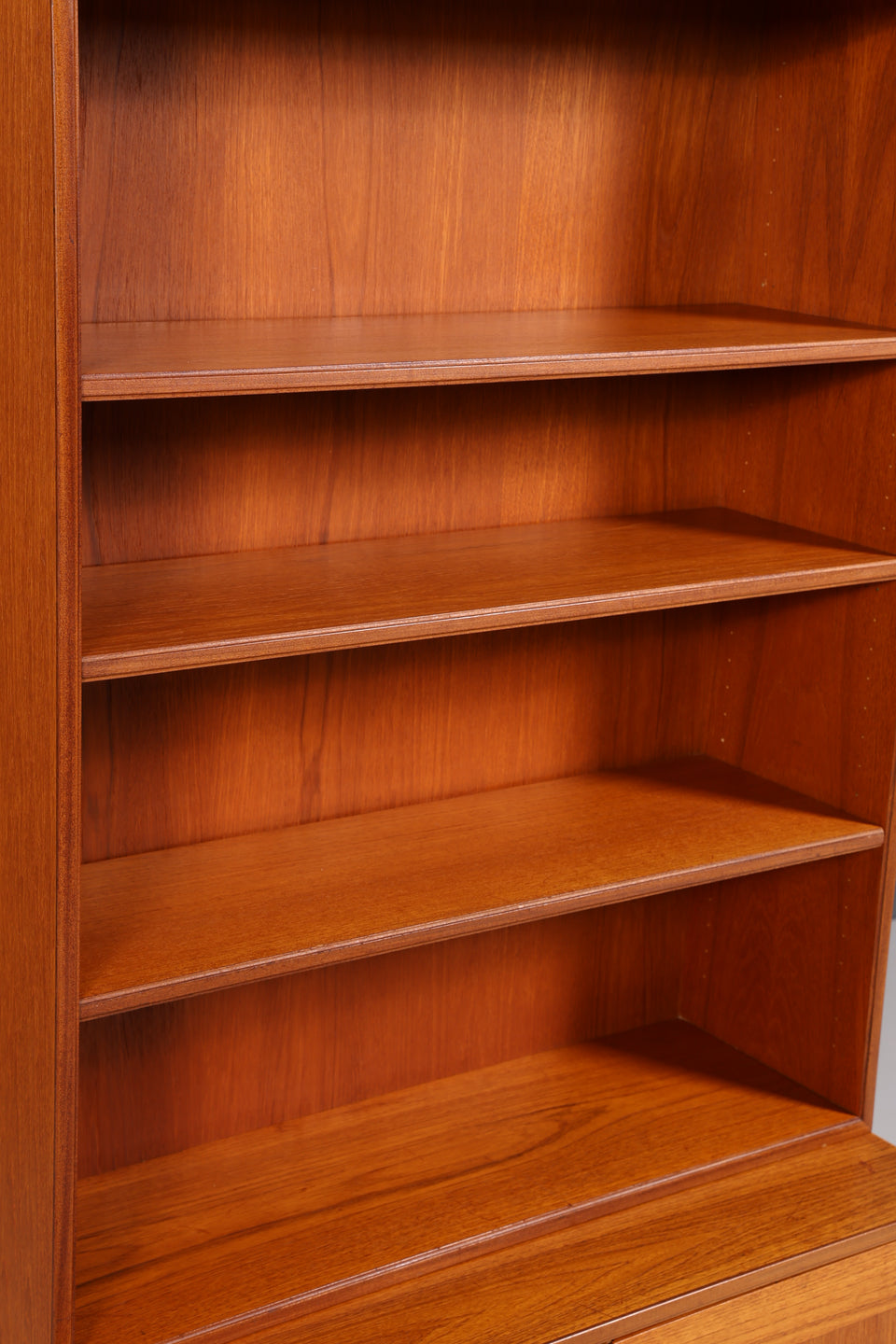 Wunderschönes Mid Century Regal Made in Sweden Teak Schrank
