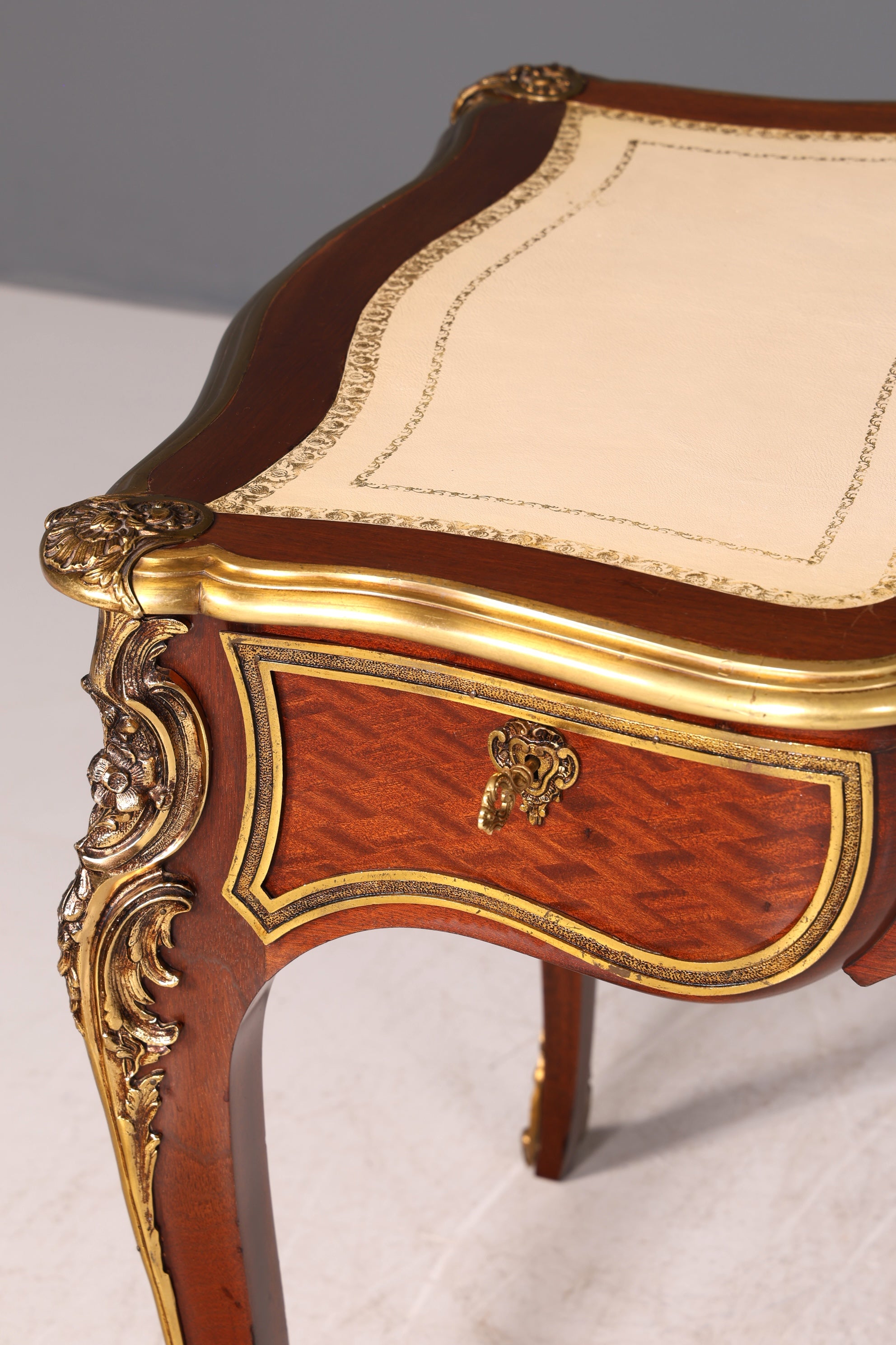 G078 Finish - Louis XV Barock Schreibtisch usw. Messing Zarge, Preis muss ich noch recherchieren