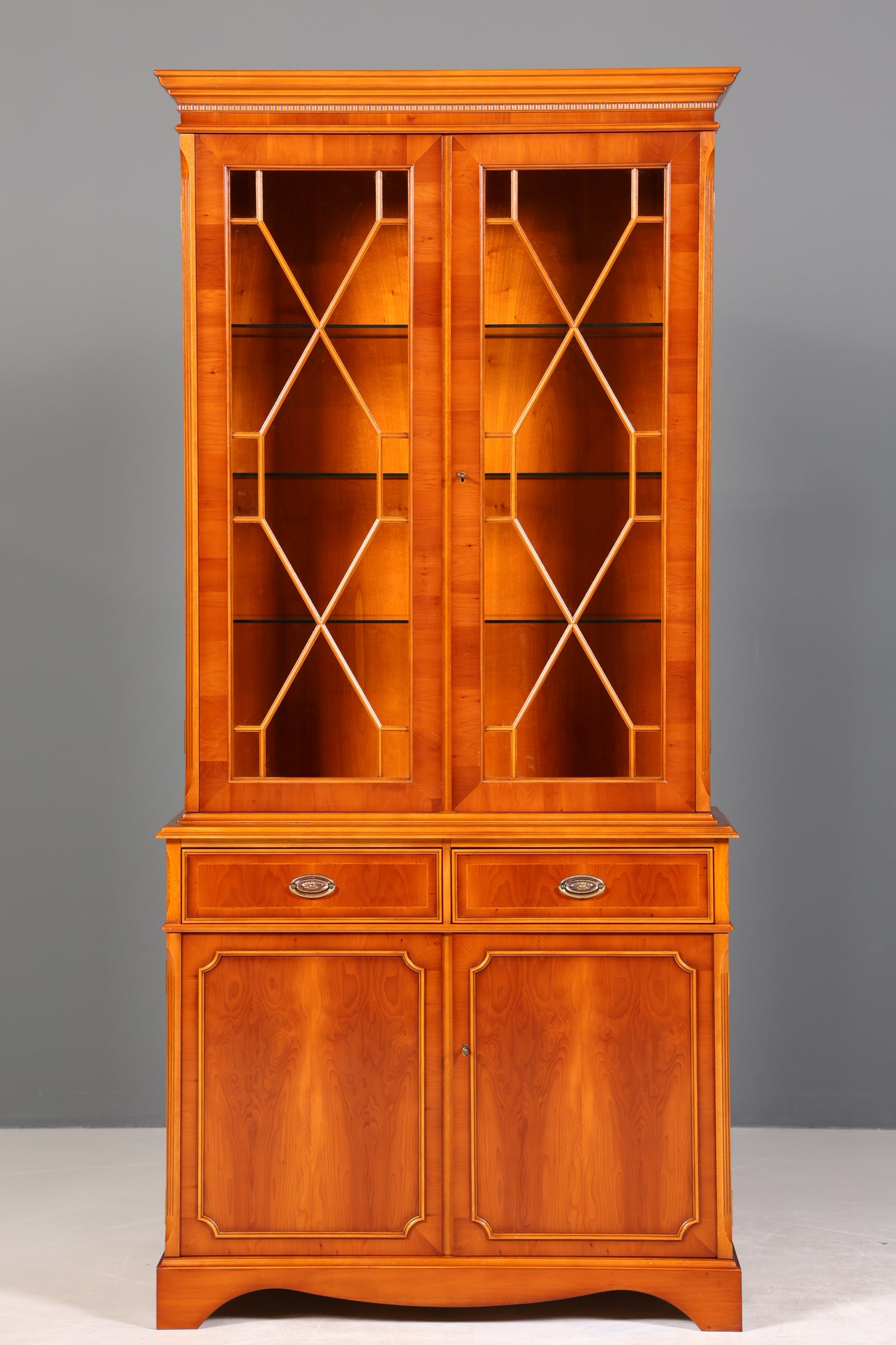 Wunderschöne Englische Vitrine Eibe Bücherschrank Heldense Stil Buffet Antik Stil Glasvitrine 1 vom 2
