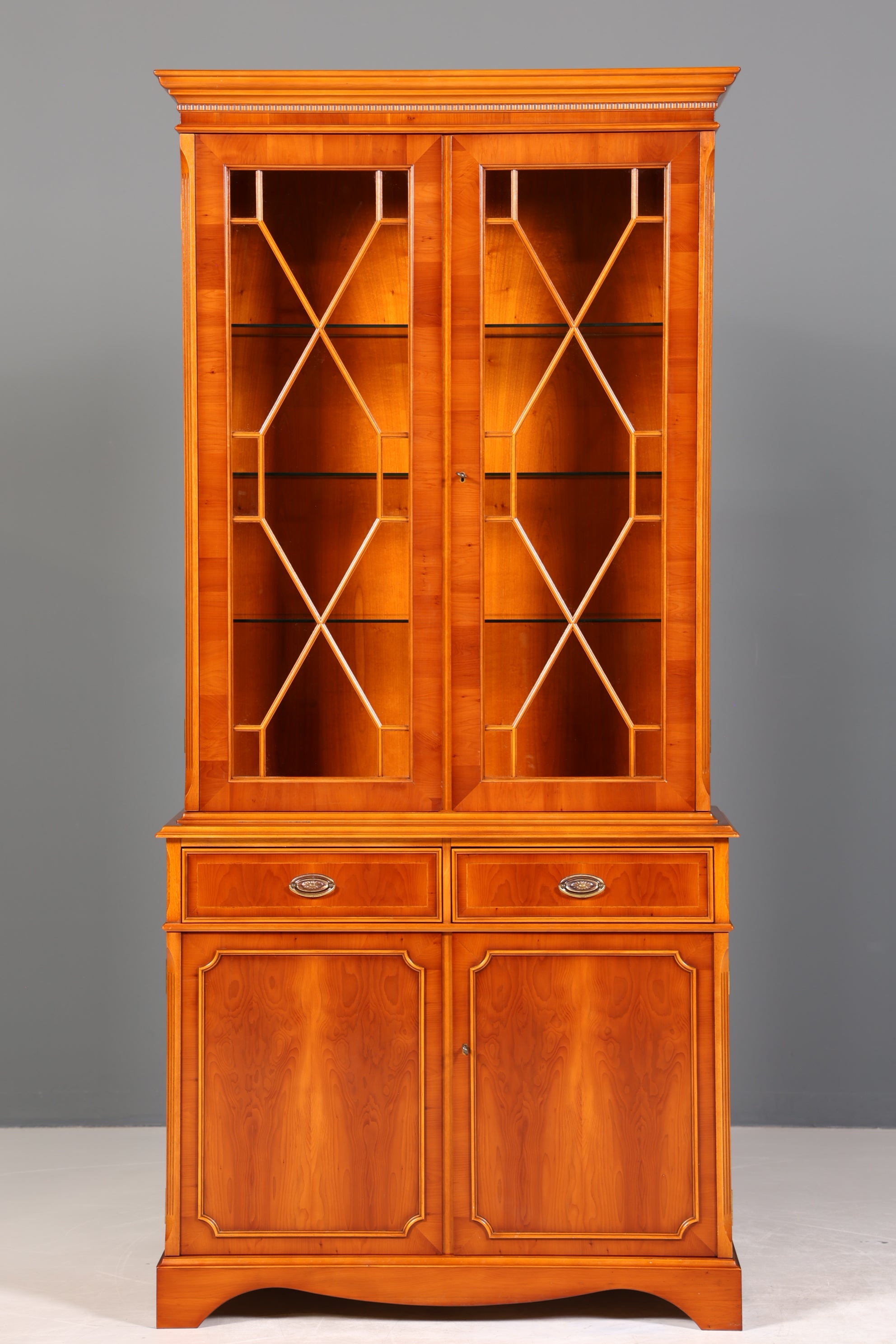 Wunderschöne Englische Vitrine Eibe Bücherschrank Heldense Stil Buffet Antik Stil Glasvitrine 1 vom 2