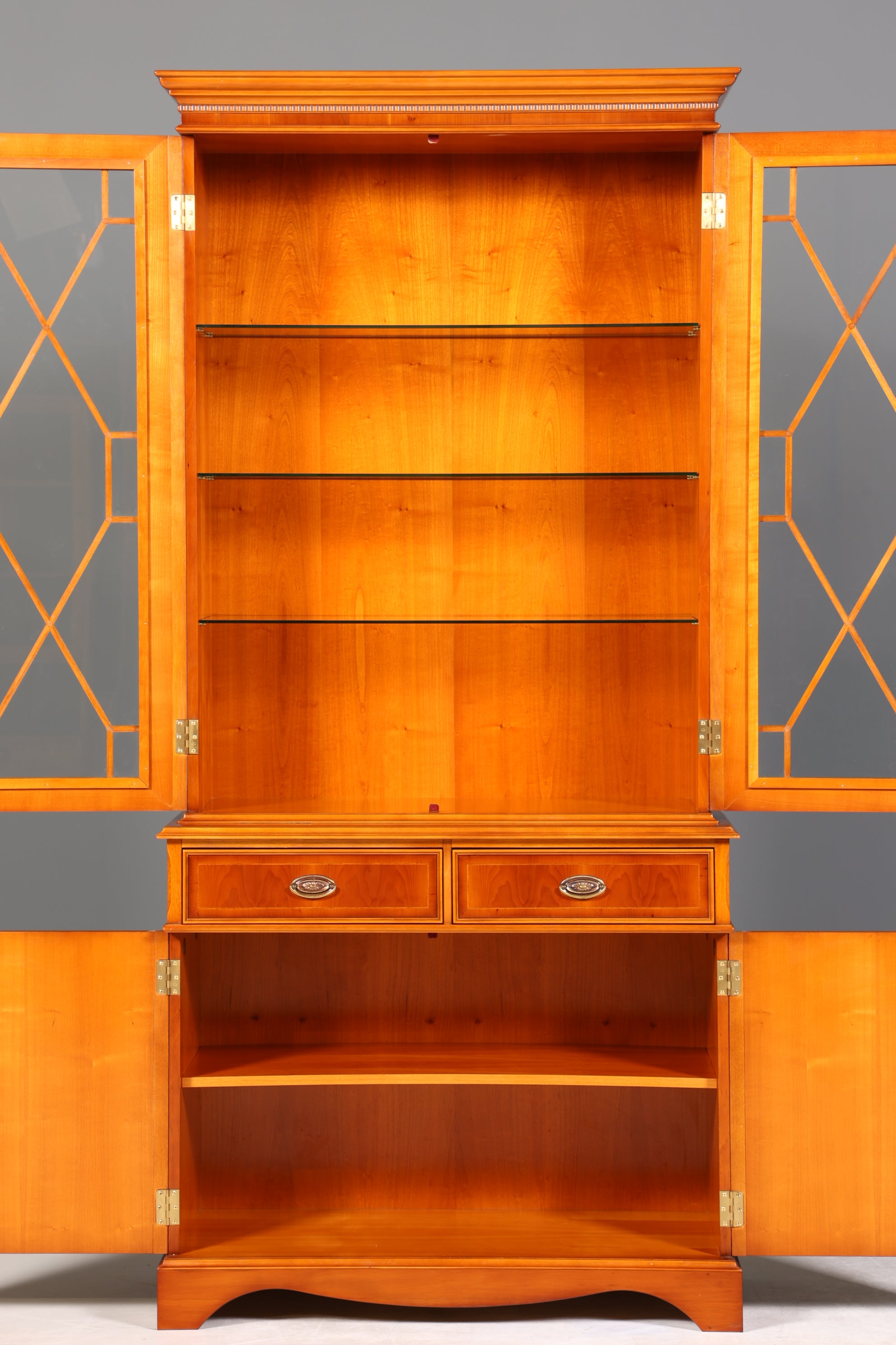 Wunderschöne Englische Vitrine Eibe Bücherschrank Heldense Stil Buffet Antik Stil Glasvitrine 1 vom 2