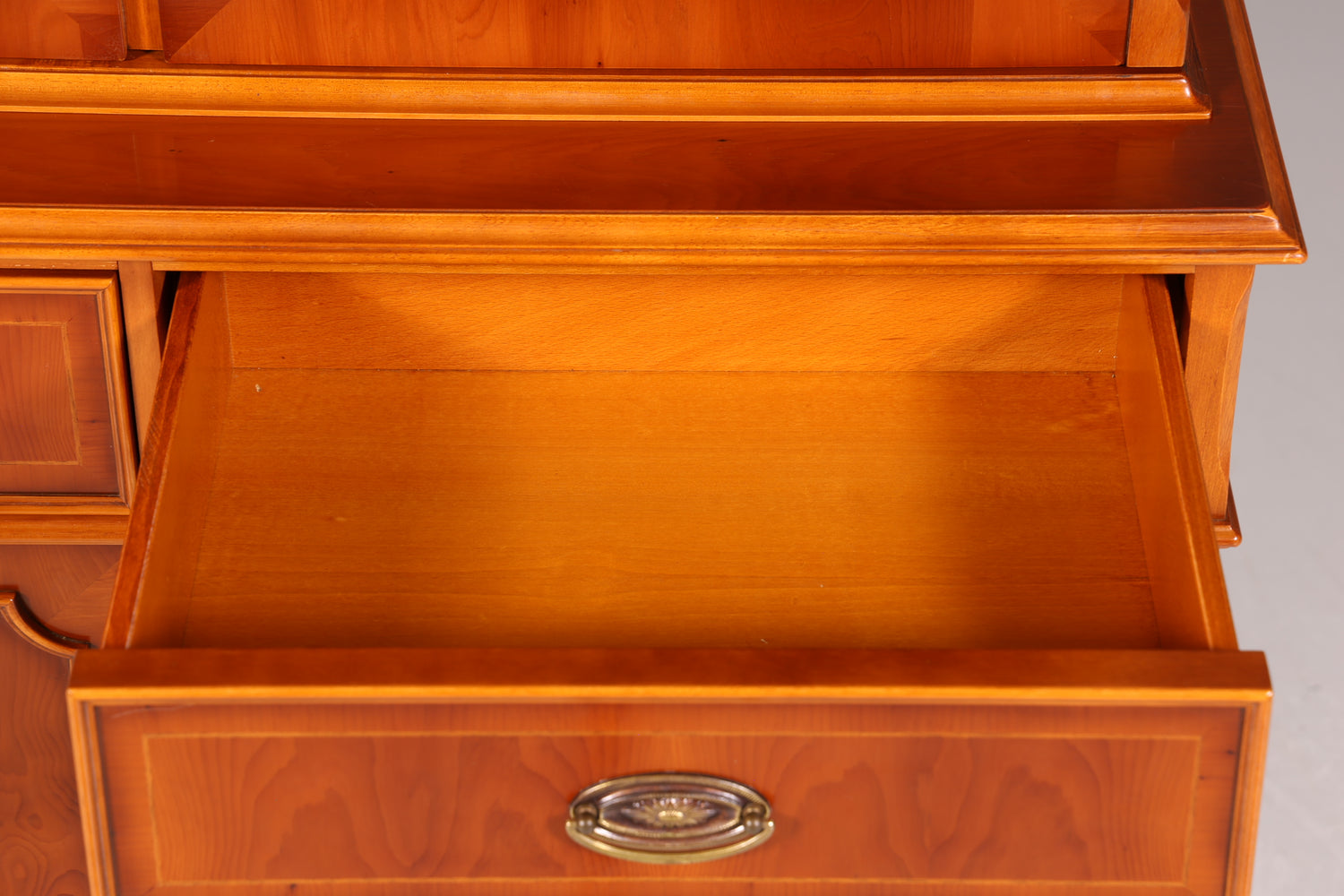 Wunderschöne Englische Vitrine Eibe Bücherschrank Heldense Stil Buffet Antik Stil Glasvitrine 1 vom 2