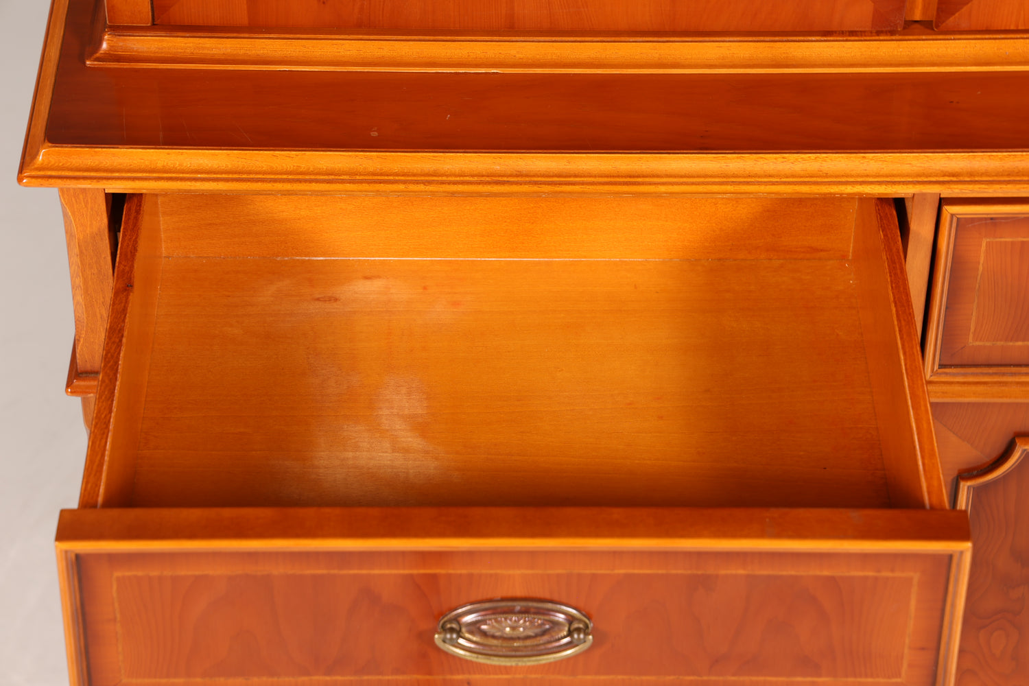 Wunderschöne Englische Vitrine Eibe Bücherschrank Heldense Stil Buffet Antik Stil Glasvitrine 1 vom 2