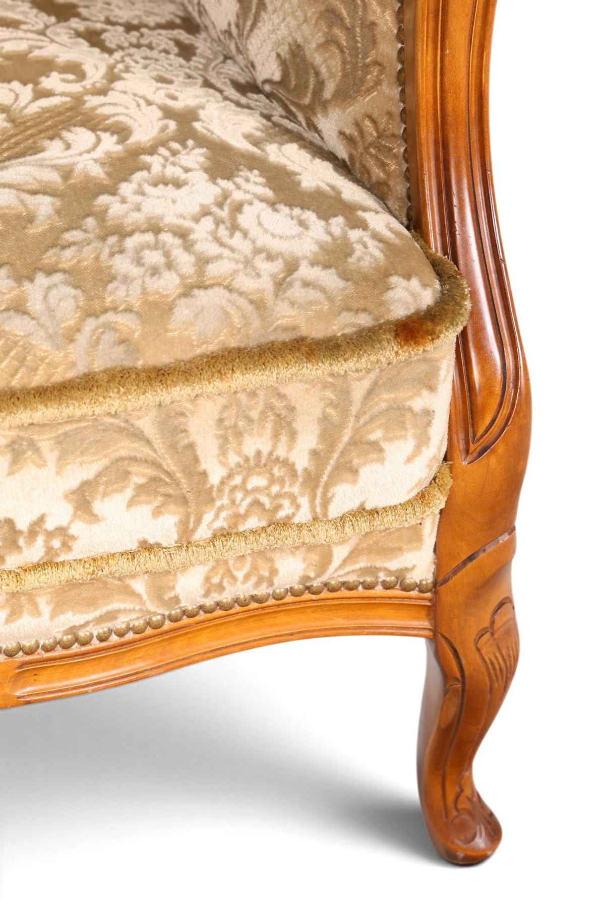Hauptstadt Möblerei Chippendale Armlehnsessel im Barock Stil mit beigem Samtstoff und kunstvoll geschnitztem Holzrahmen