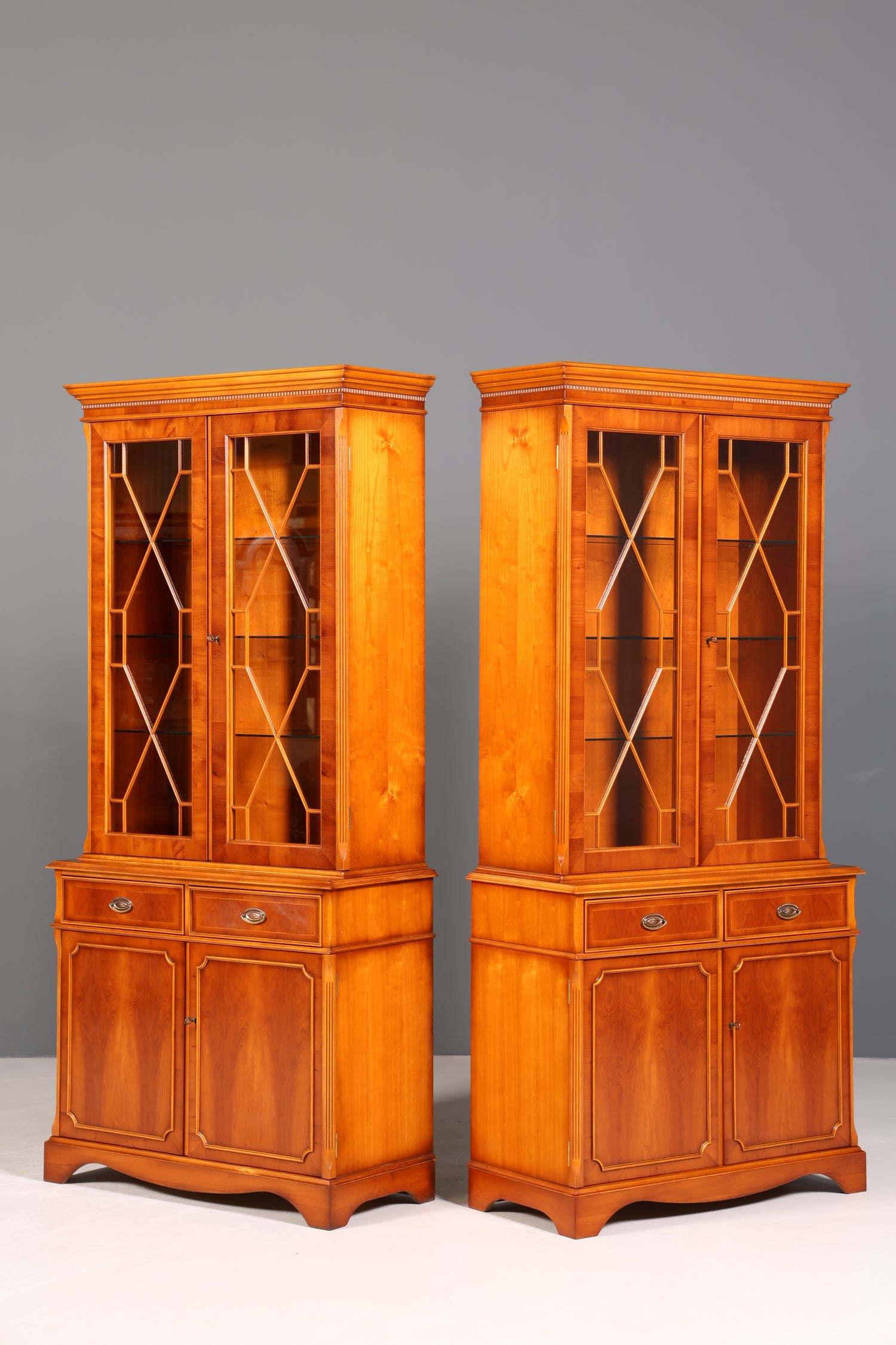 Wunderschöne Englische Vitrine Eibe Bücherschrank Heldense Stil Buffet Antik Stil Glasvitrine 1 vom 2