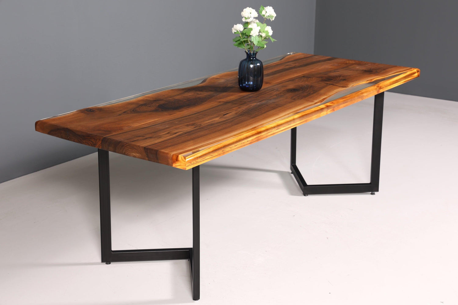 Beeindruckender Nussbaum Tisch 220cm-90cm Esszimmer Tisch Baumkanten Platte massiv Holz Küchentisch