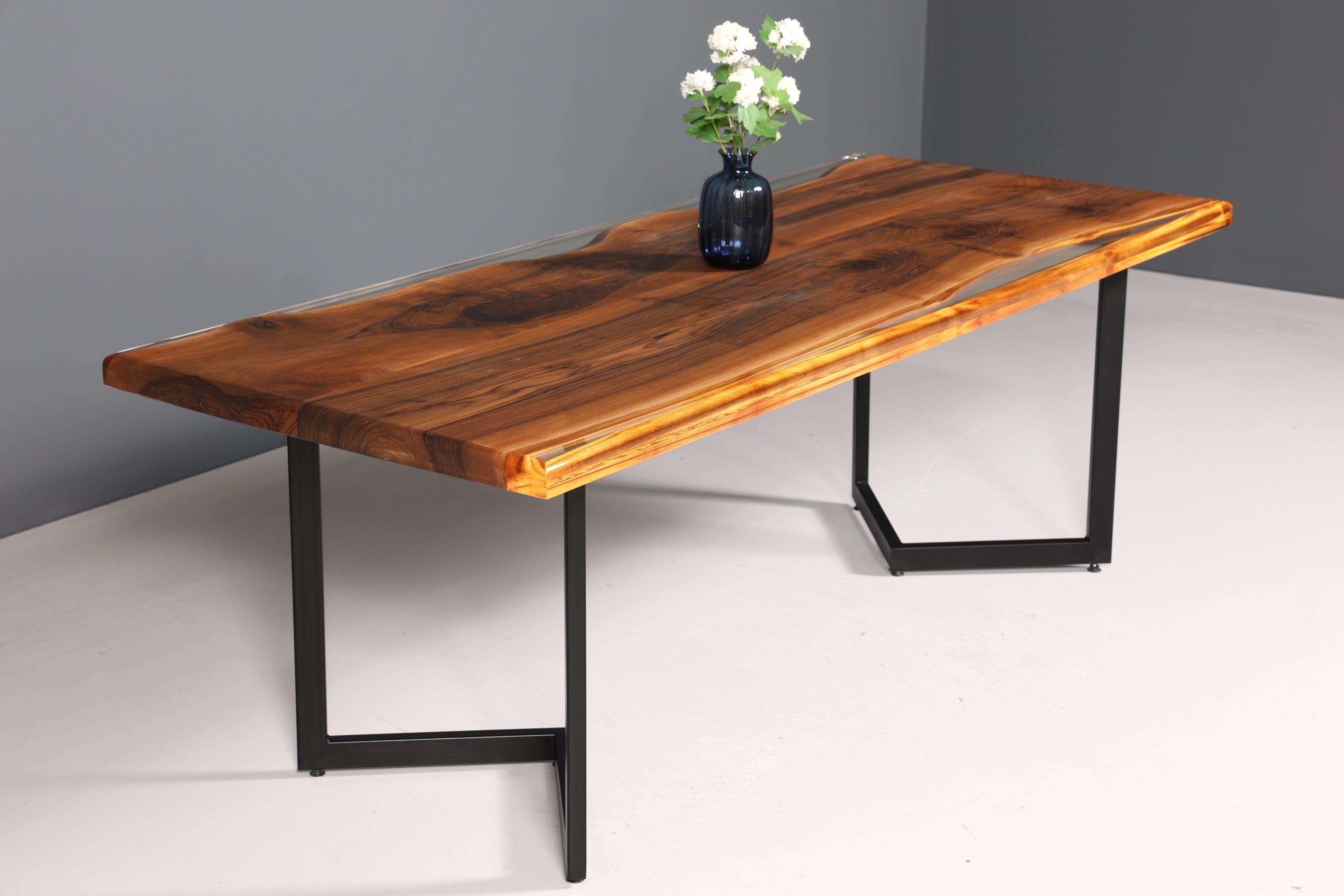 Beeindruckender Nussbaum Tisch 220cm-90cm Esszimmer Tisch Baumkanten Platte massiv Holz Küchentisch