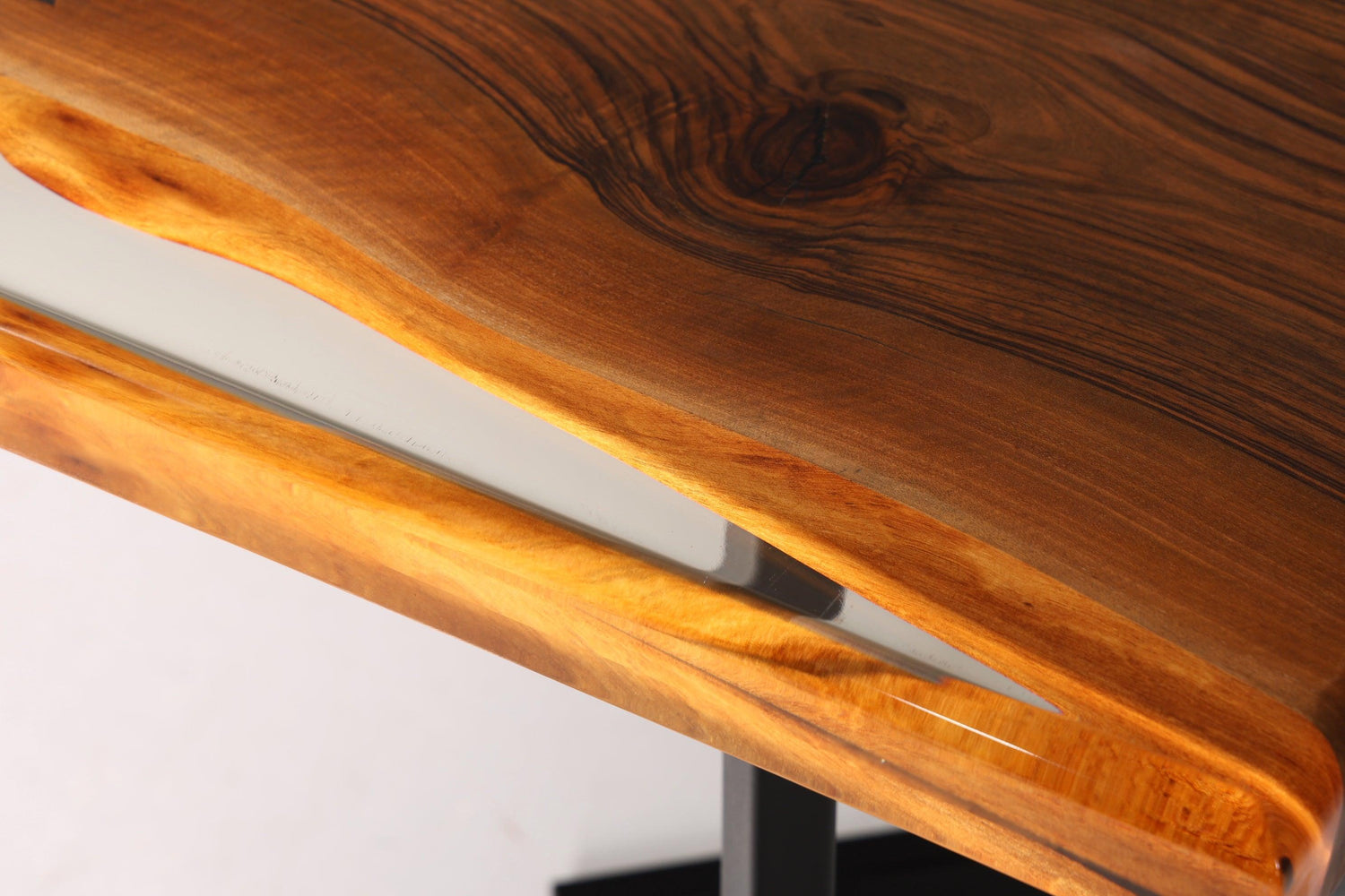 Beeindruckender Nussbaum Tisch 220cm-90cm Esszimmer Tisch Baumkanten Platte massiv Holz Küchentisch