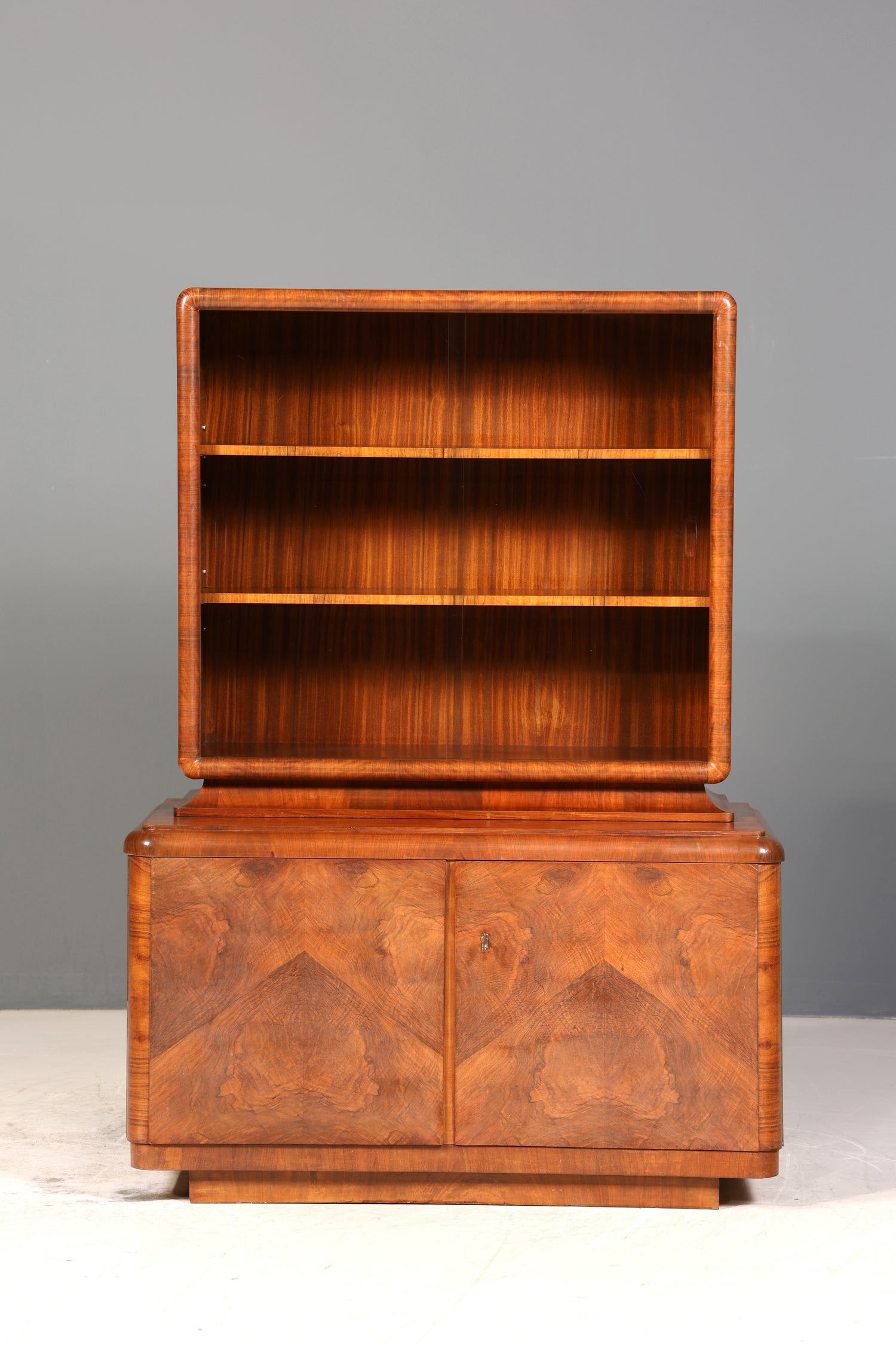 Traumhafte Art Deco Vitrine Nussbaum Vitrine massiv Holz Antik Schrank