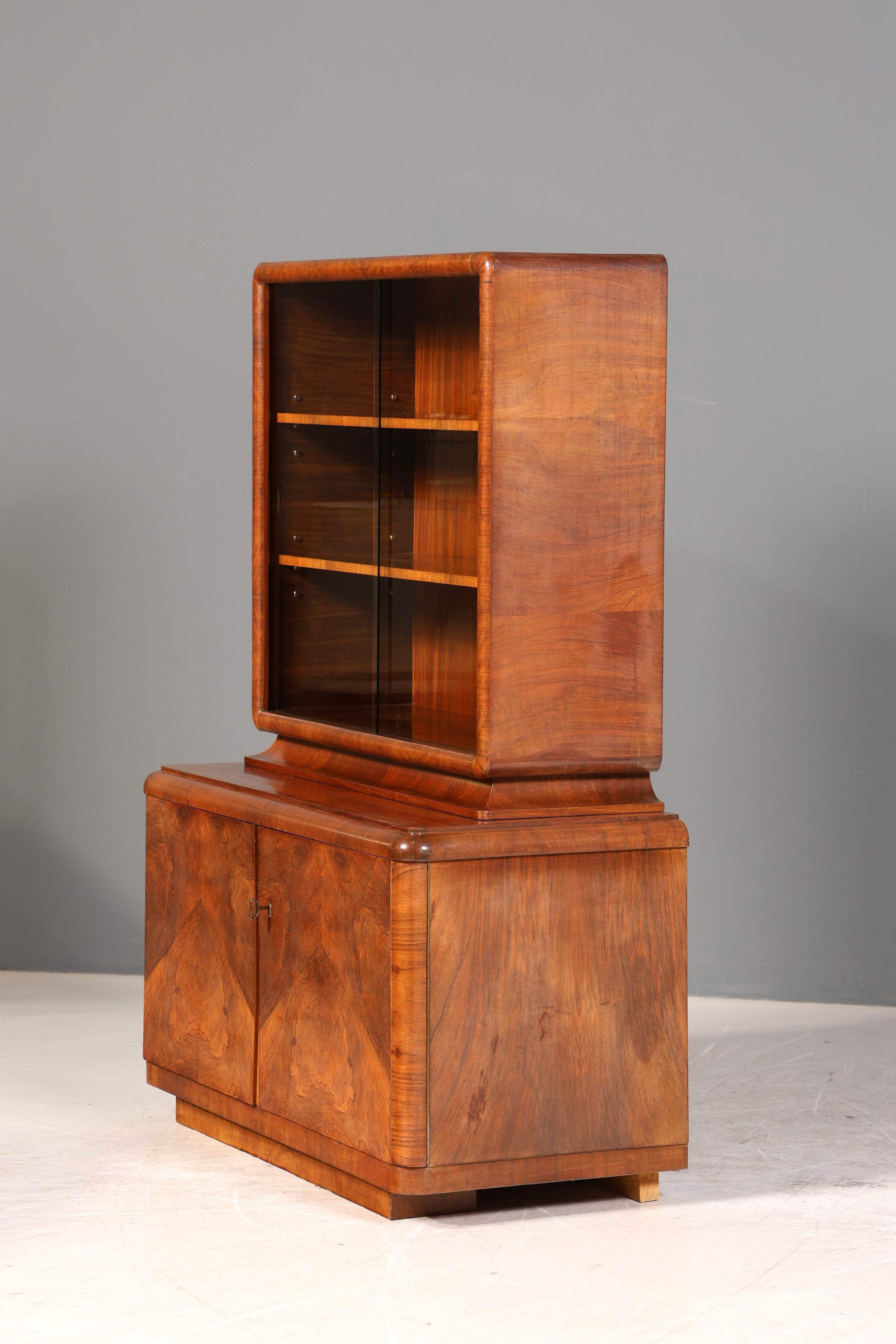 Traumhafte Art Deco Vitrine Nussbaum Vitrine massiv Holz Antik Schrank