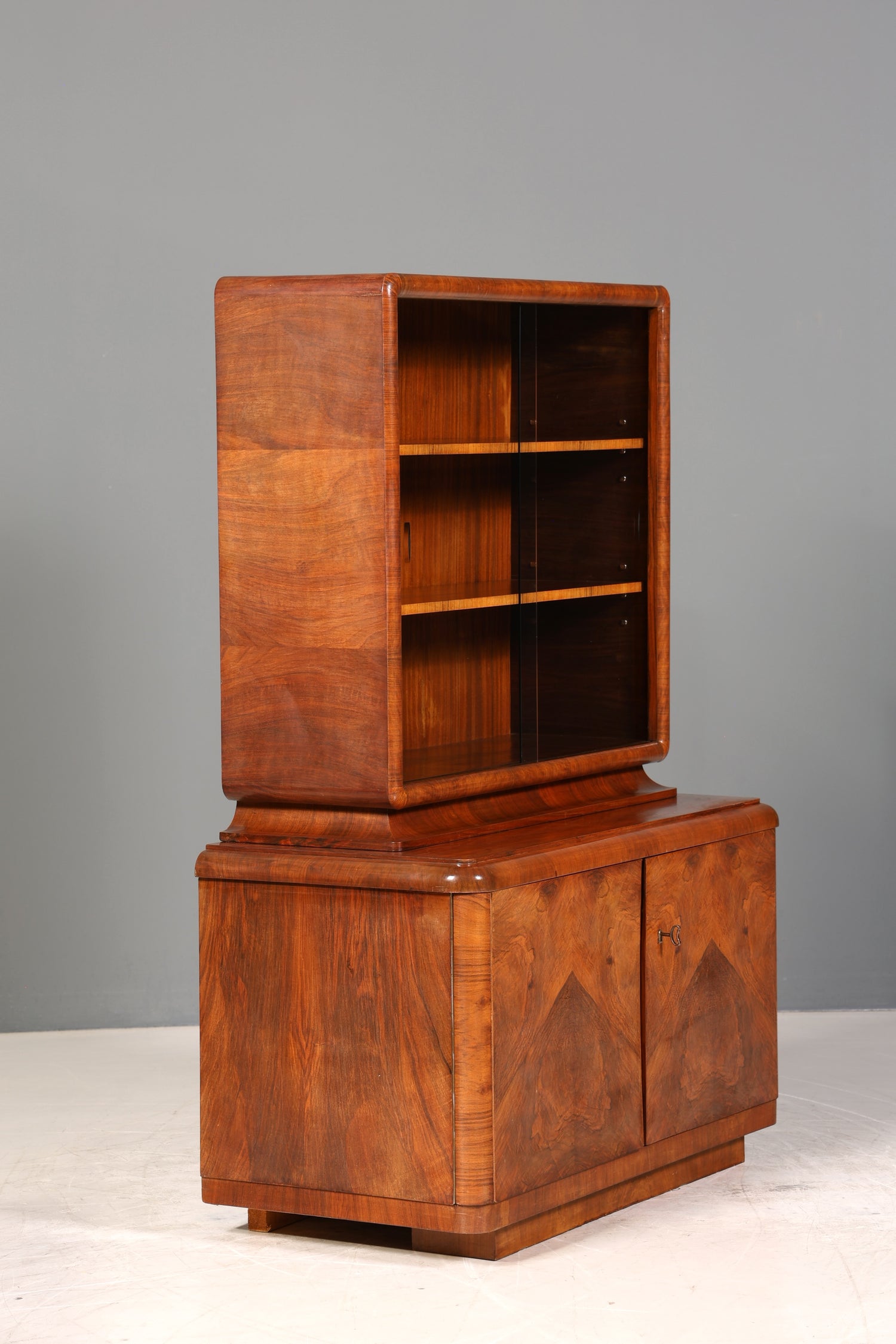 Traumhafte Art Deco Vitrine Nussbaum Vitrine massiv Holz Antik Schrank