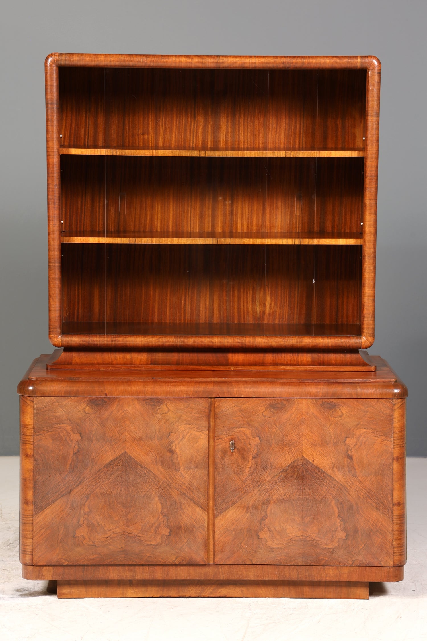 Traumhafte Art Deco Vitrine Nussbaum Vitrine massiv Holz Antik Schrank