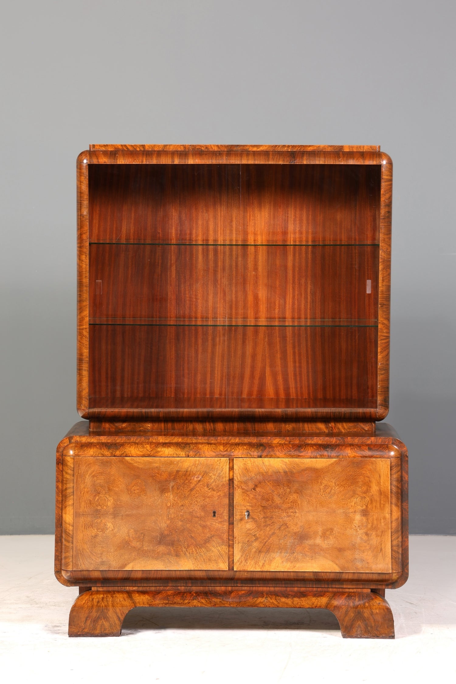 Edle Art Deco Vitrine Nussbaum Vitrine massiv Holz Antik Schrank Regal Vitrinenschrank