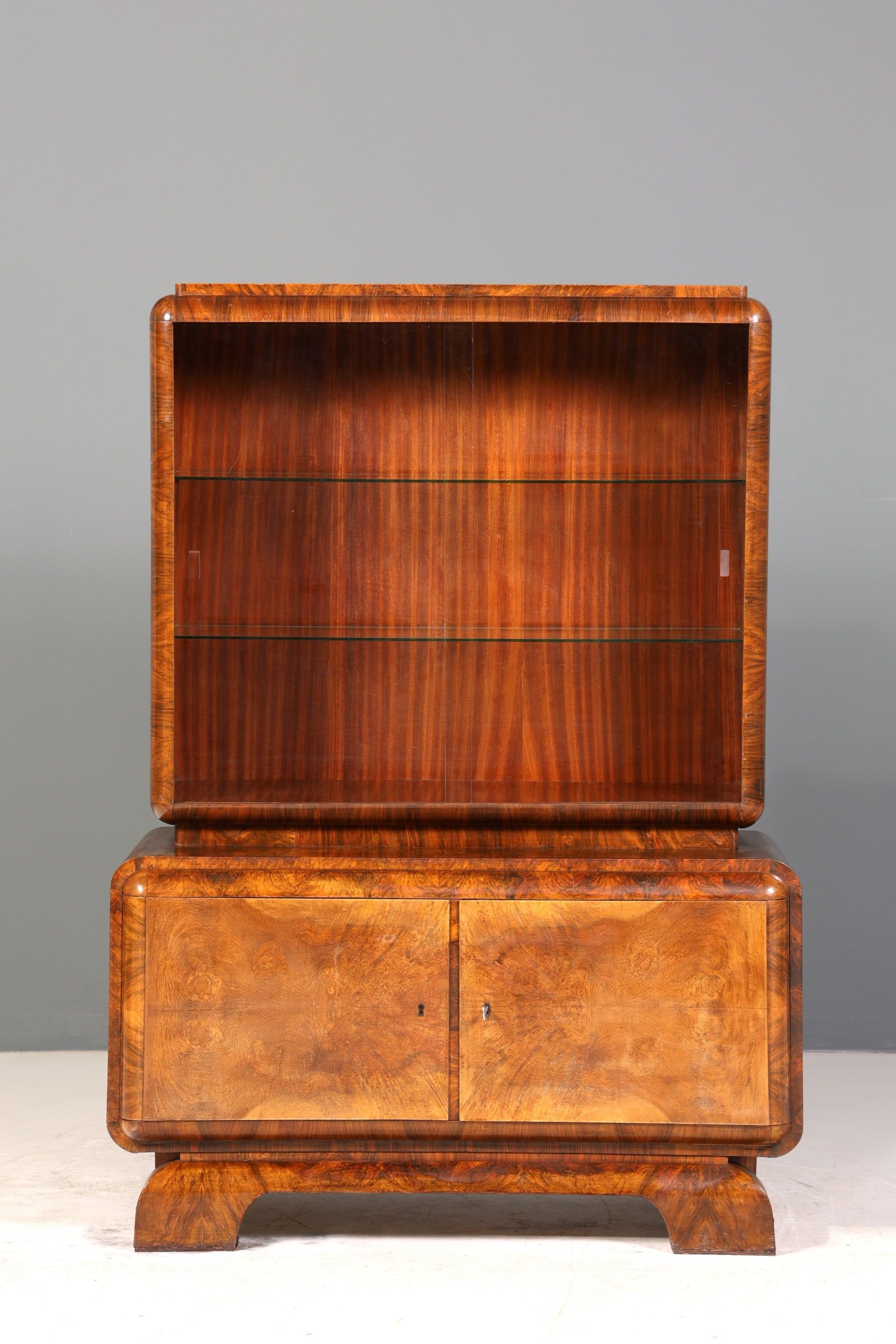 Edle Art Deco Vitrine Nussbaum Vitrine massiv Holz Antik Schrank Regal Vitrinenschrank