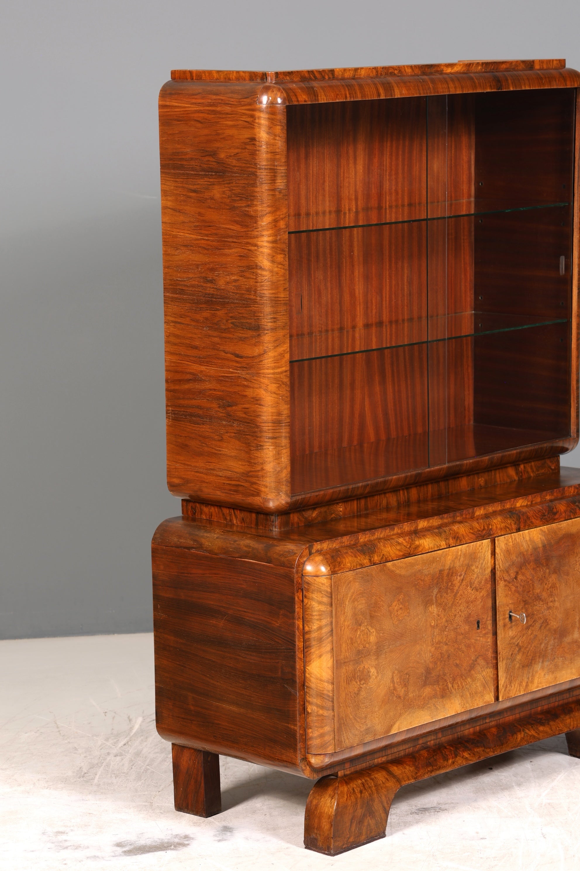Edle Art Deco Vitrine Nussbaum Vitrine massiv Holz Antik Schrank Regal Vitrinenschrank