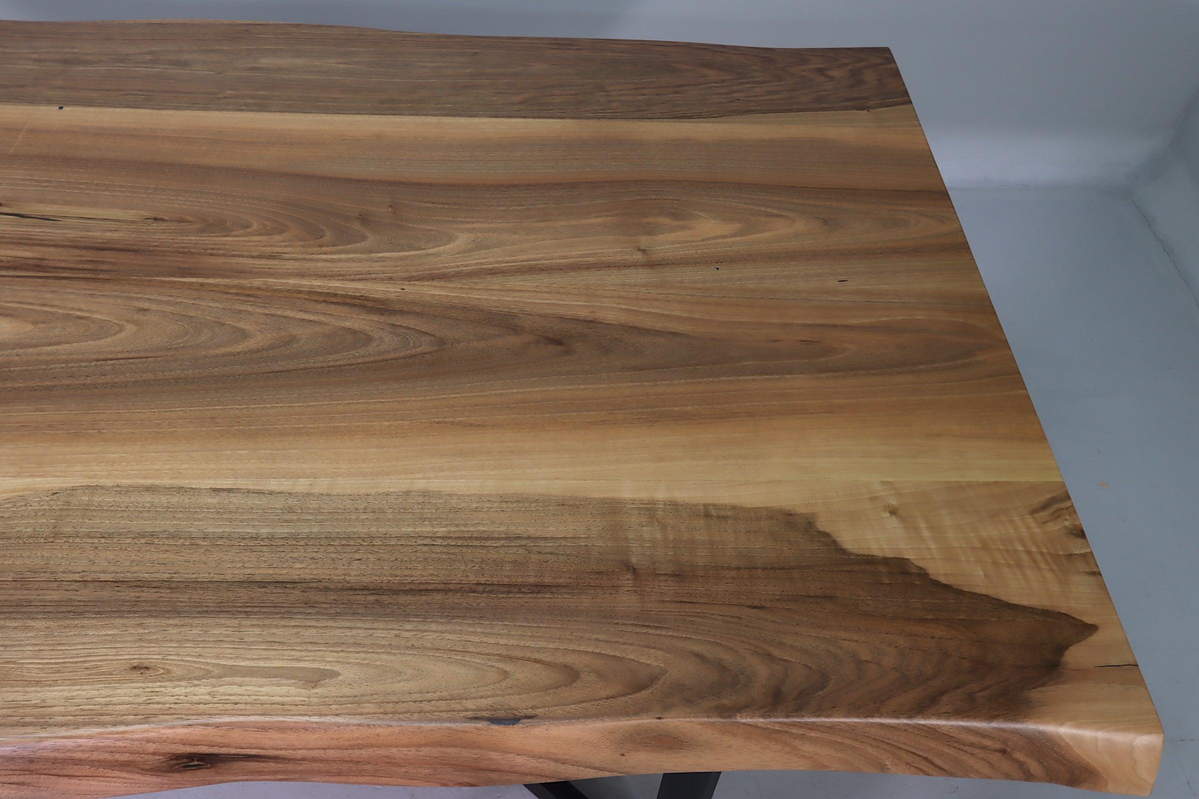 Traumhafter Nussbaum Tisch Esszimmer Tisch 180-94 Baumkanten Platte massiv Holz Esstisch
