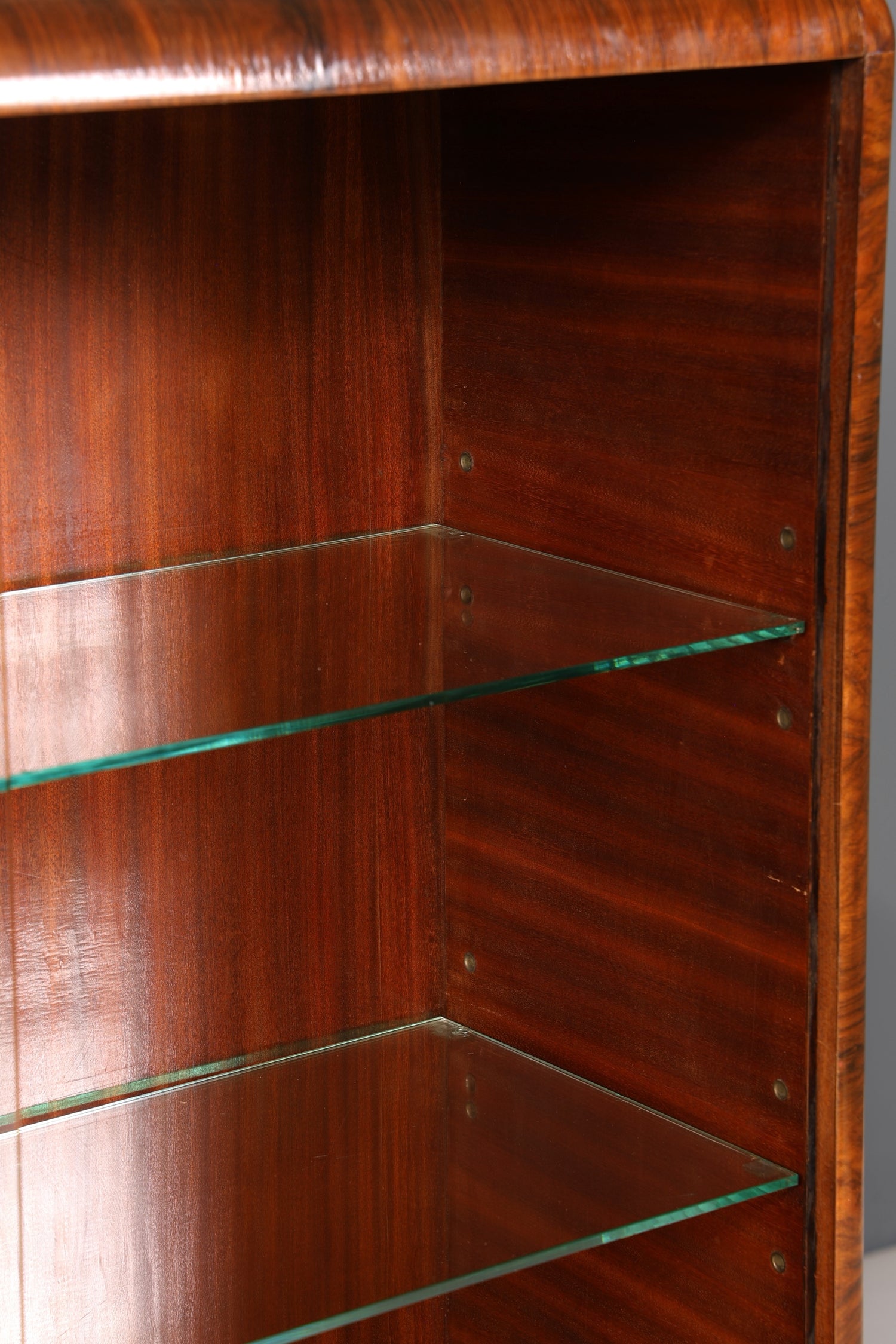 Edle Art Deco Vitrine Nussbaum Vitrine massiv Holz Antik Schrank Regal Vitrinenschrank