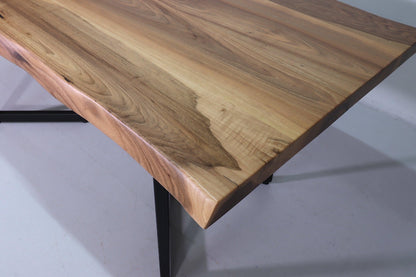 Traumhafter Nussbaum Tisch Esszimmer Tisch 180-94 Baumkanten Platte massiv Holz Esstisch