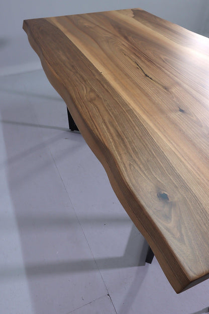 Traumhafter Nussbaum Tisch Esszimmer Tisch 180-94 Baumkanten Platte massiv Holz Esstisch