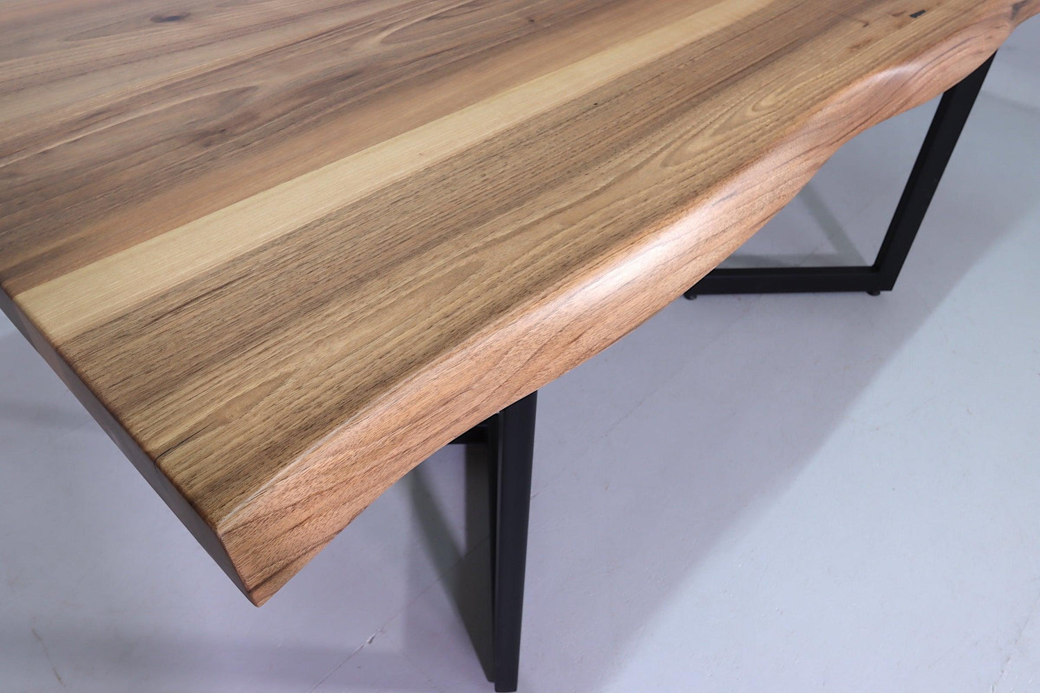 Traumhafter Nussbaum Tisch Esszimmer Tisch 180-94 Baumkanten Platte massiv Holz Esstisch