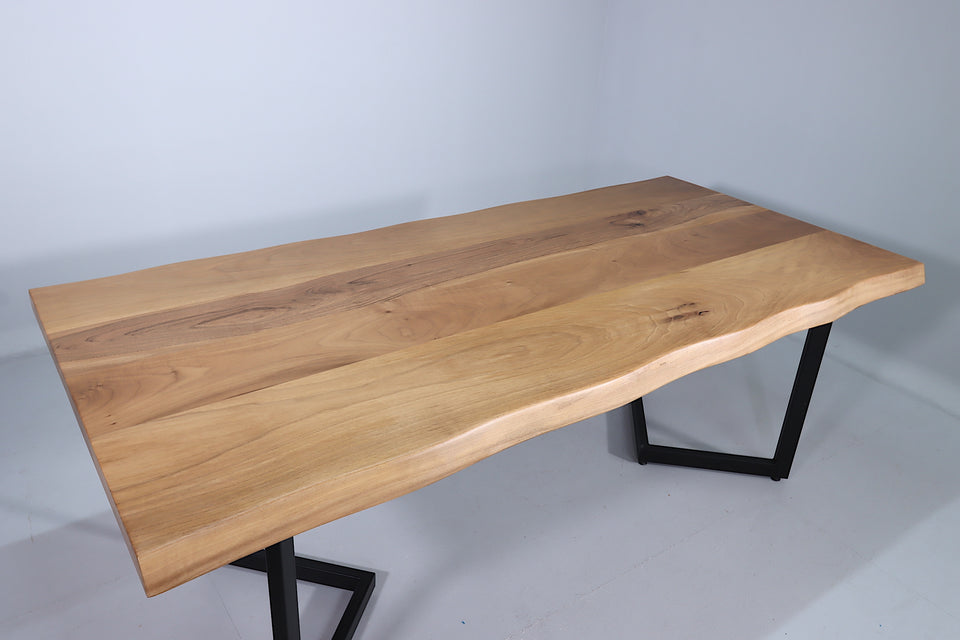 Traumhafter Nussbaum Tisch 200cm-95cm Esszimmer Tisch Baumkanten Platte