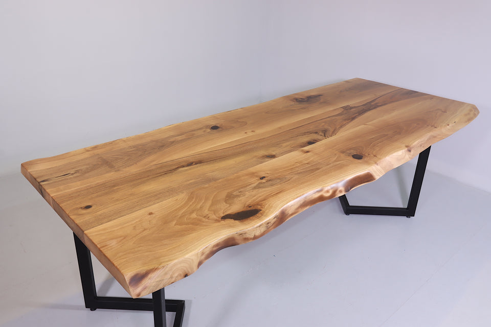 Stilvoller Nussbaum Tisch 238cm-90cm Esszimmer Tisch Baumkanten Platte