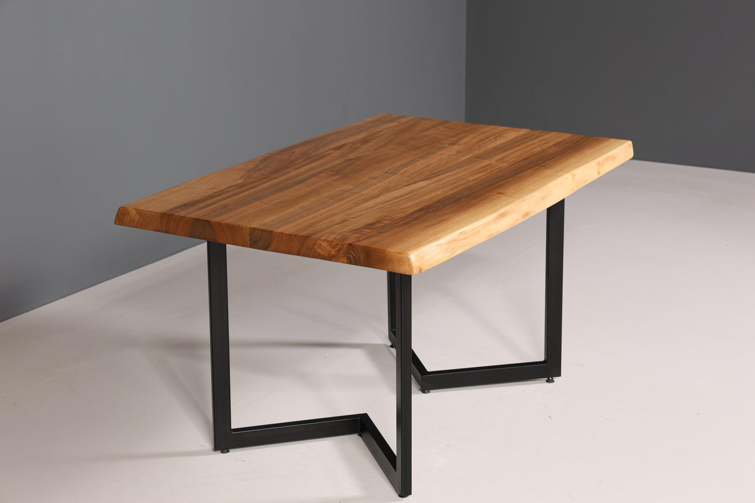 campingtisch holz 140 Nussbaum Tisch 140x90cm Baumkante massiv