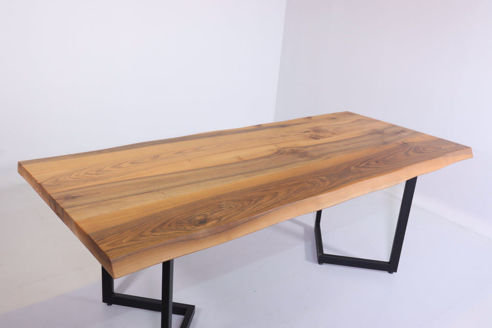 Traumhafter Nussbaum Tisch 220cm-94cm Esszimmer Tisch Baumkanten Platte