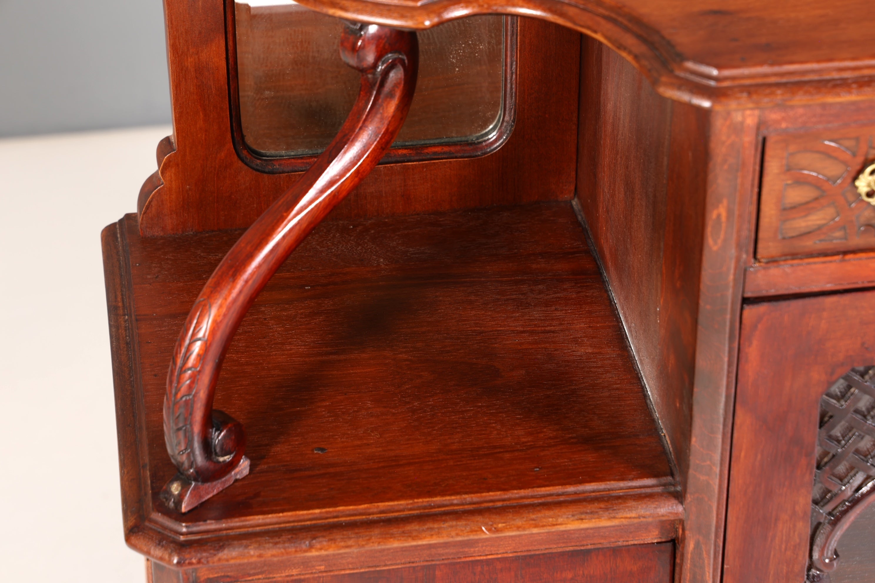 Filigrane Chippendale Vitrine Regal Barock Stil Schrank Antik Jugendstil Glasvitirne