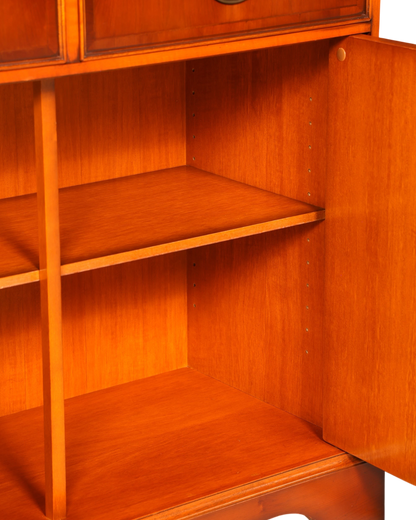 Hauptstadt Möblerei Heldense Vitrine aus Eibe mit offenem Unterschrank und höhenverstellbaren Regalböden