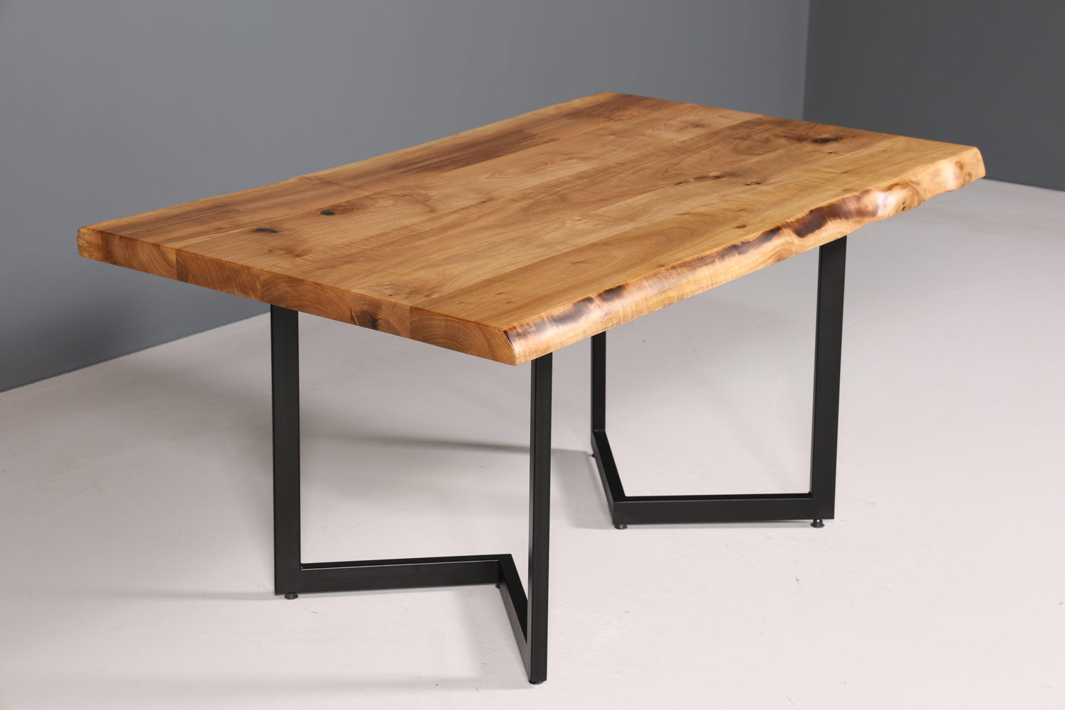 Stilvoller Nussbaum Tisch 160cm-90cm Esszimmer Tisch Baumkanten Platte massiv Holz Küchentisch