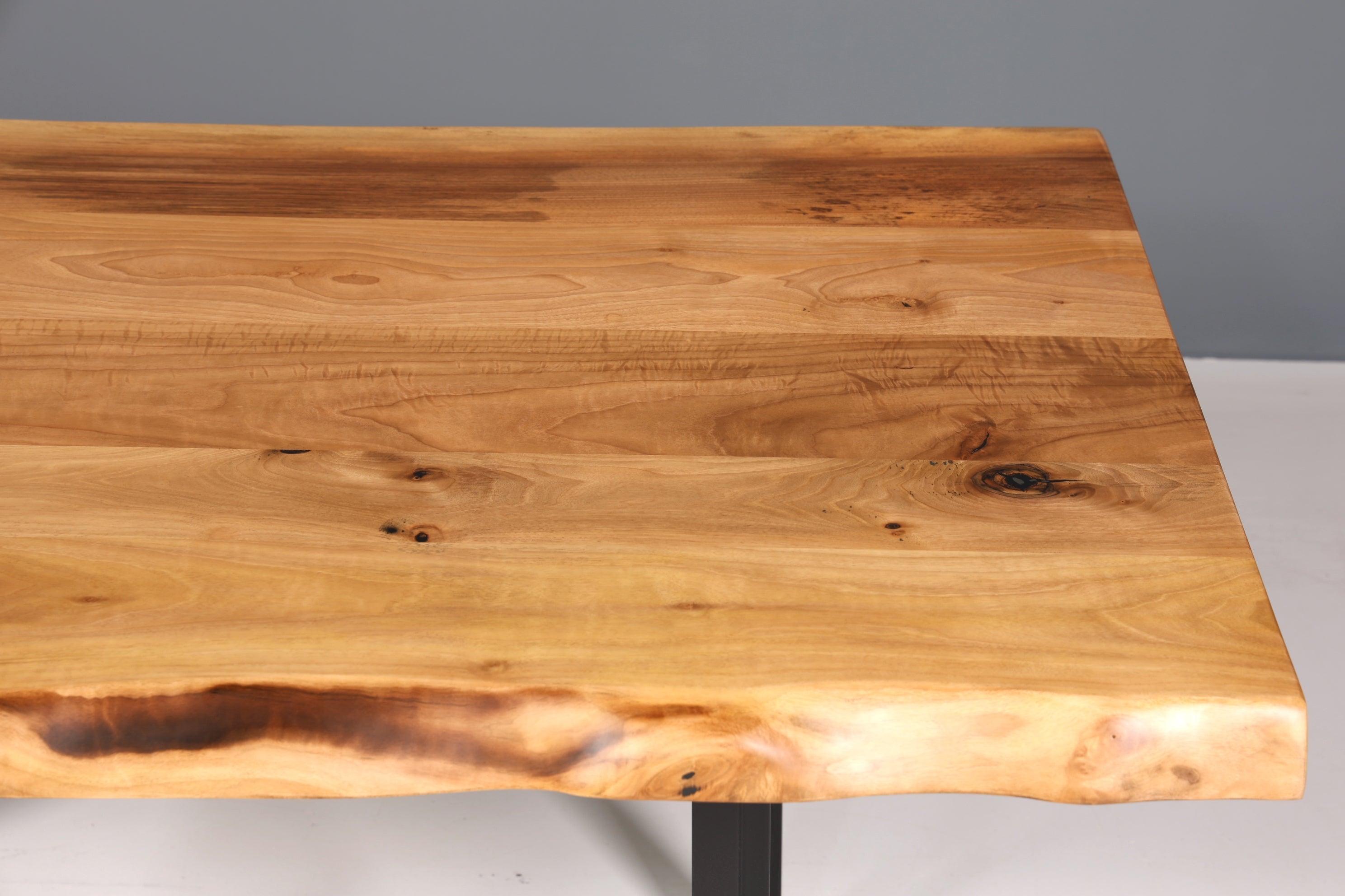 Stilvoller Nussbaum Tisch 160cm-90cm Esszimmer Tisch Baumkanten Platte massiv Holz Küchentisch