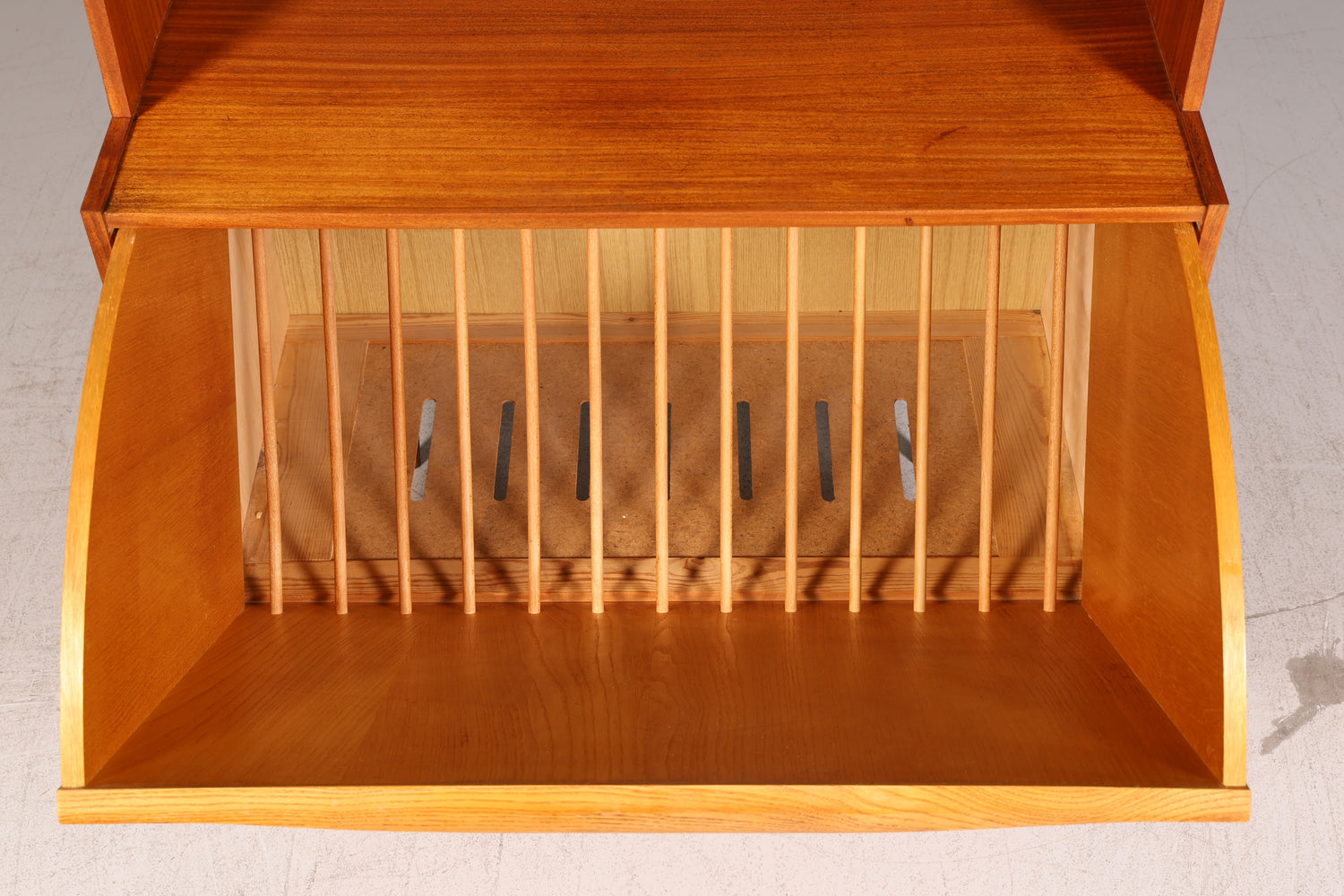 Wunderschönes Mid Century Regal Bücherregal Vintage Highboard Schrank Klapprschrank Holz 60s