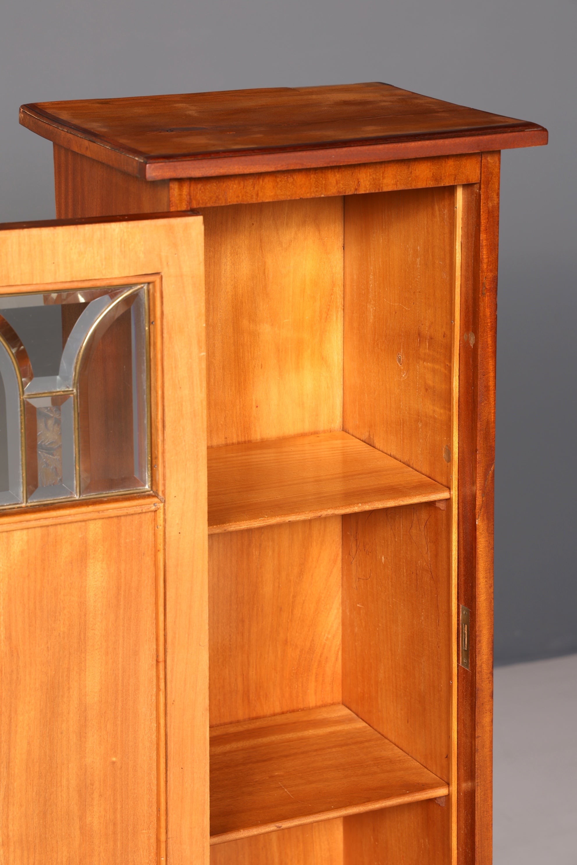 Stilvolle Jugendstil Vitrine Antiker Bücherschrank Eiche Glasvitrine Geschirrschrank Holzschrank