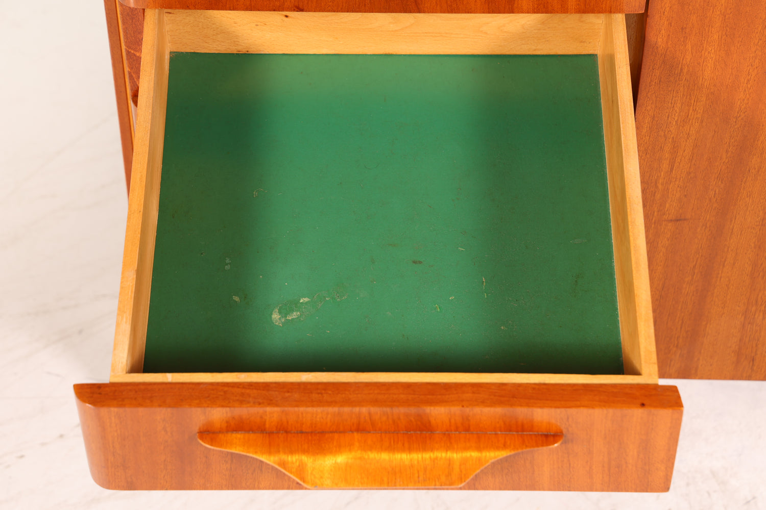 Wunderschöner Mid Century Schrank František Jirák für Tatra Nabytok Buffet Highboard Kommode