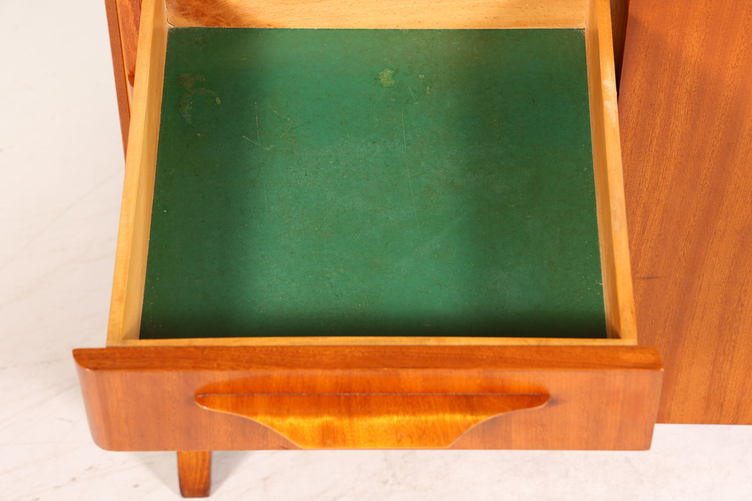 Wunderschöner Mid Century Schrank František Jirák für Tatra Nabytok Buffet Highboard Kommode