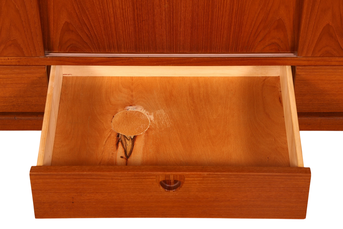 Hauptstadt Möblerei Bramin teak highboard çekmece detayı, onarılmış ahşap yüzeyli vintage Danimarka tasarımı mobilya