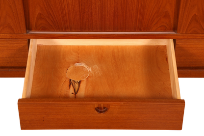 Hauptstadt Möblerei Bramin teak highboard çekmece detayı, onarılmış ahşap yüzeyli vintage Danimarka tasarımı mobilya
