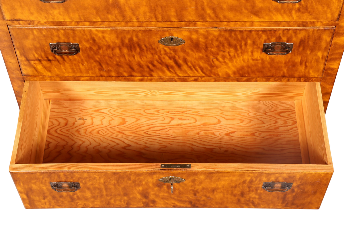 Hauptstadt Möblerei Kommode aus geflammtem Birkenholz im Jugendstil mit offener Schublade und Messingbeschlägen