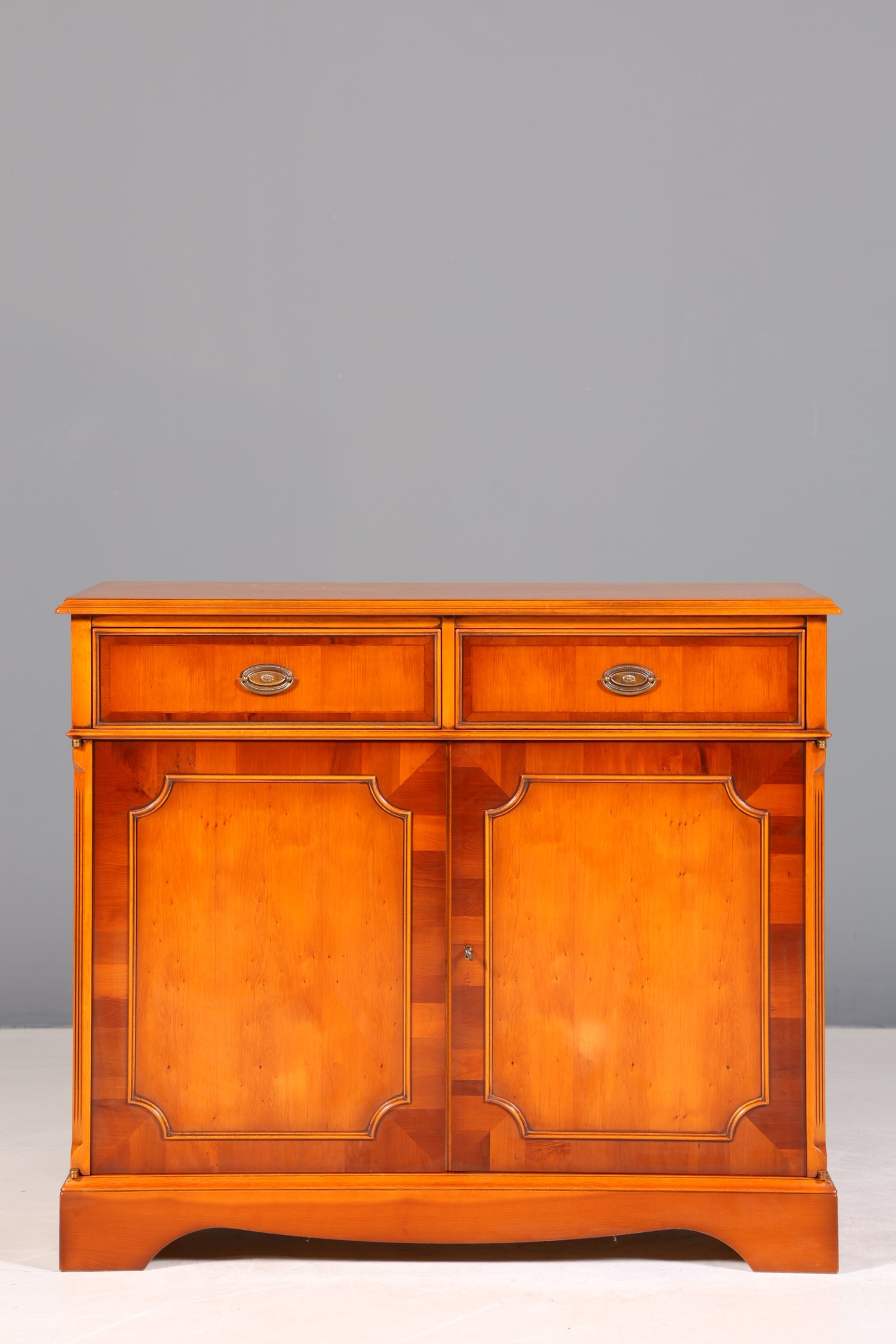 Traumhafter Original Heldense Schrank Englische Eibe Sideboard echt Holz Antik 60s