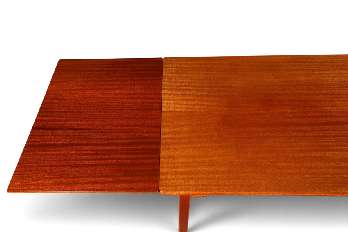 Hauptstadt Möblerei Mid Century Esstisch ausziehbar aus Holz mit sichtbarer Maserung im Danish Design