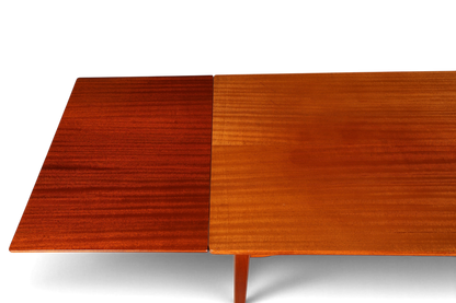 Hauptstadt Möblerei Mid Century Esstisch ausziehbar aus Holz mit sichtbarer Maserung im Danish Design