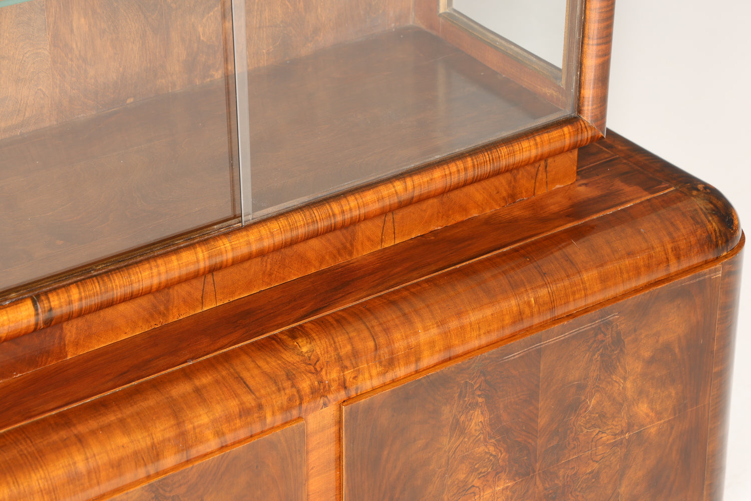 Wunderschöne Art Deco Vitrine Nussbaum Vitrine massiv Holz Antik Schrank Geschirrschrank