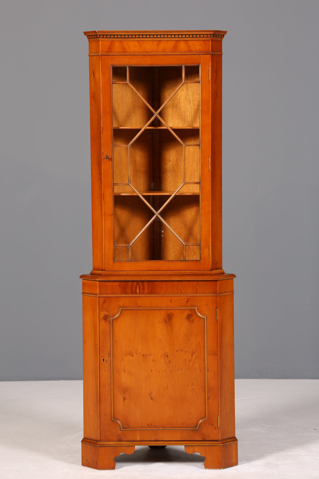 Wunderschöne Englische Eckvitrine Antik 60s echt Holz Schrank Eckschrank Glasvitrine Vitrine