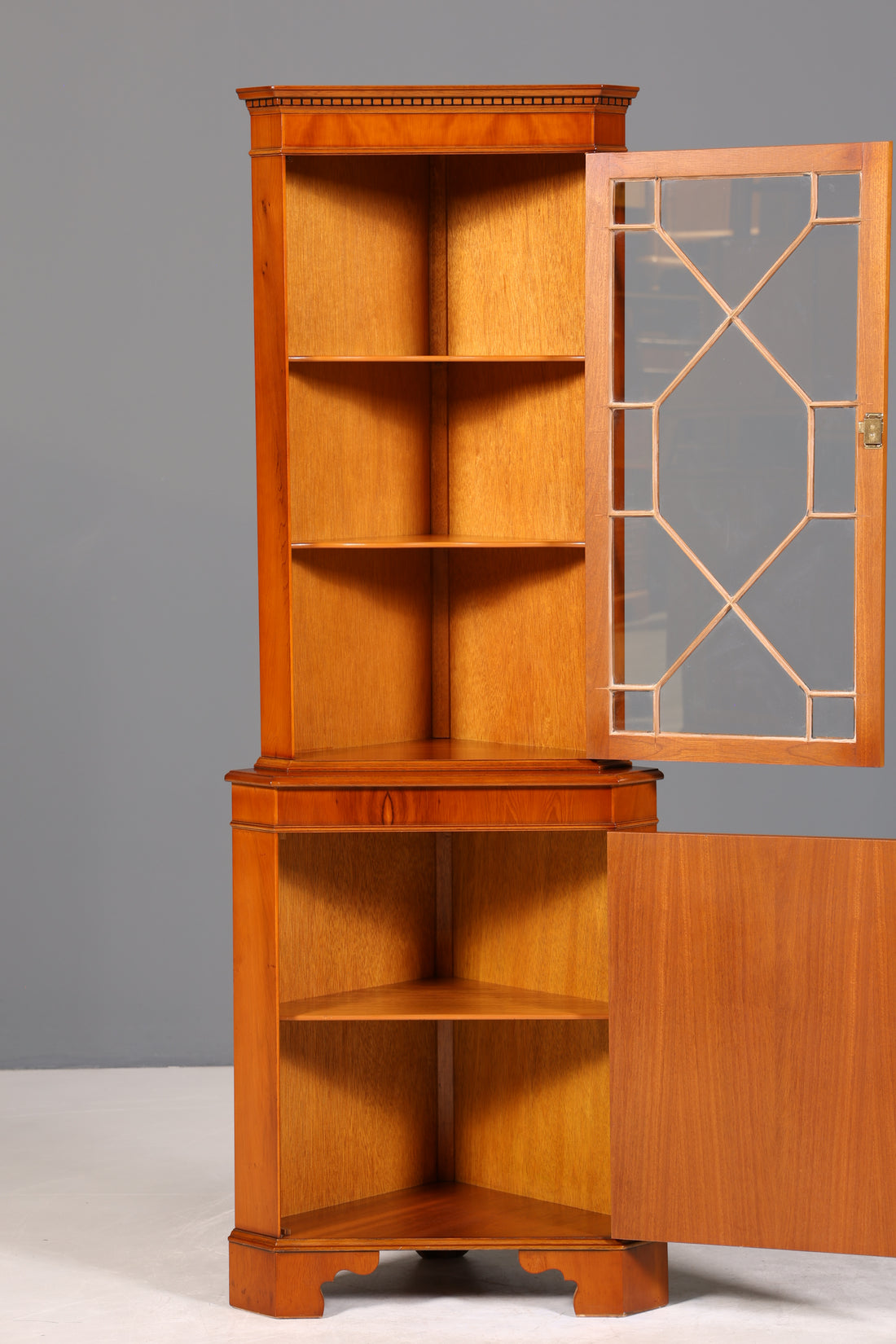 Wunderschöne Englische Eckvitrine Antik 60s echt Holz Schrank Eckschrank Glasvitrine Vitrine
